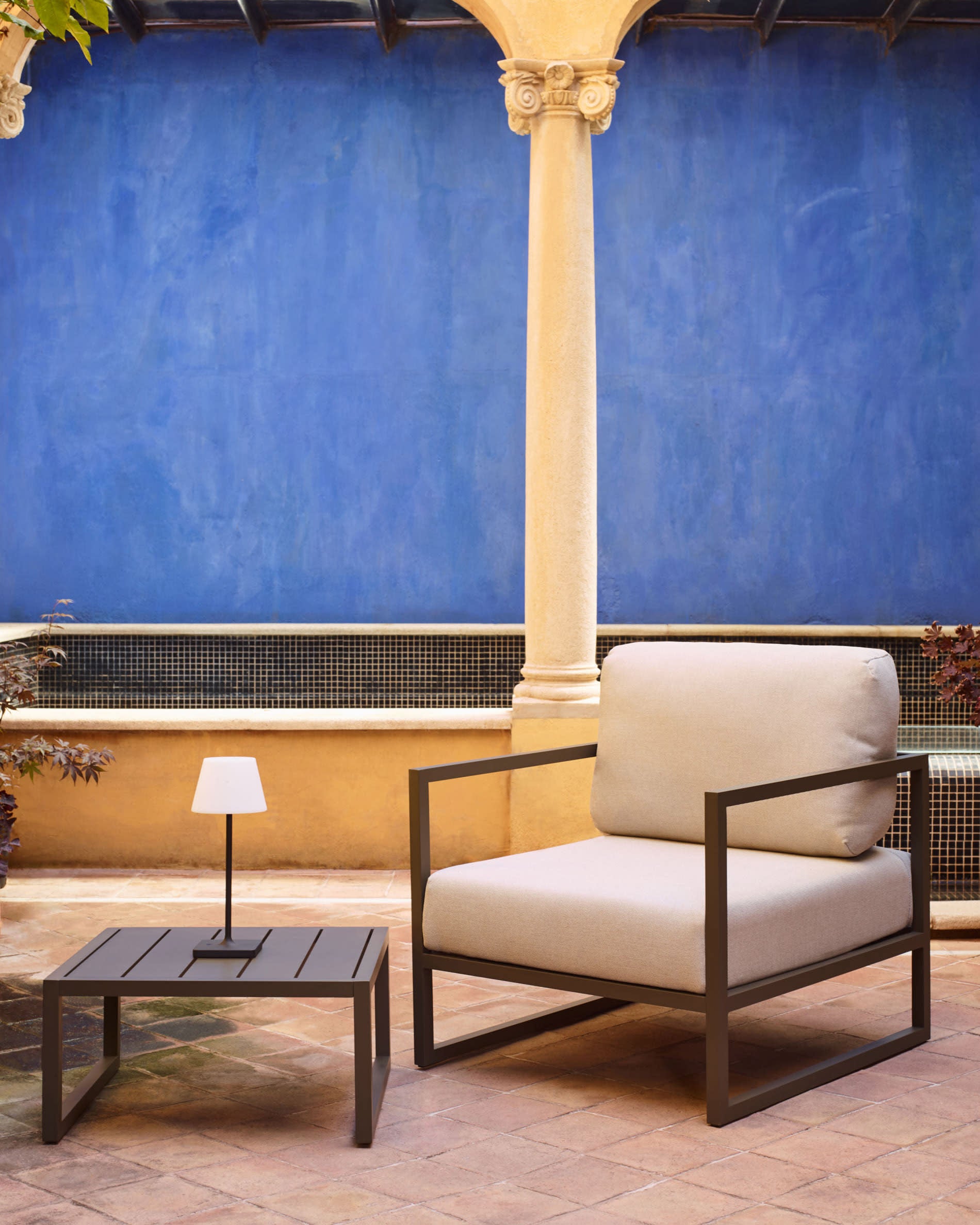 Genießen Sie den Comova Sessel von Kave Home: elegantes Design, wetterfeste Materialien und optimaler Komfort für Ihre Terrasse oder den Garten.