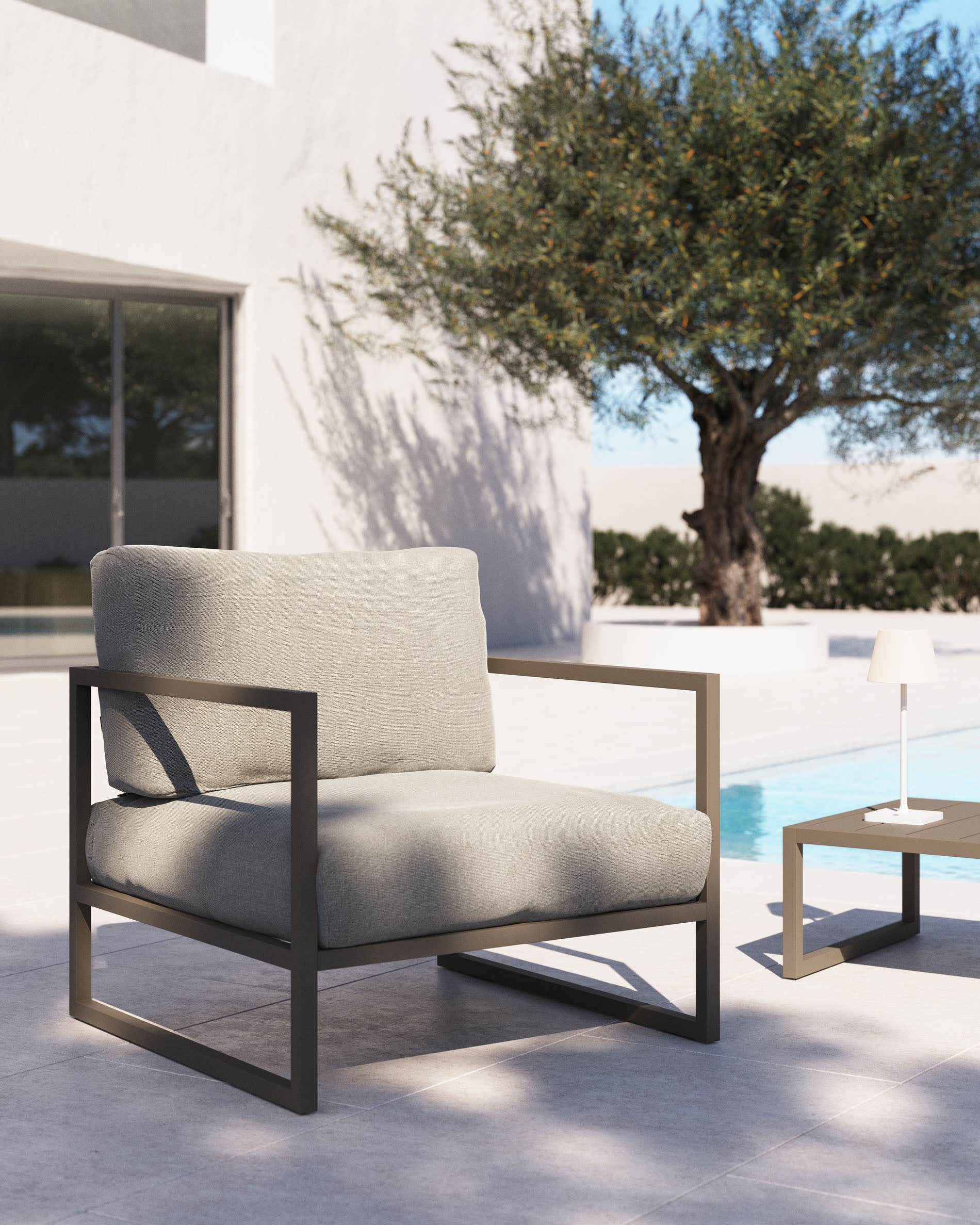 Entdecken Sie den Comova Sessel von Kave Home: stilvolles Outdoor-Mobiliar mit langlebigen, wetterfesten Materialien und hohem Sitzkomfort.