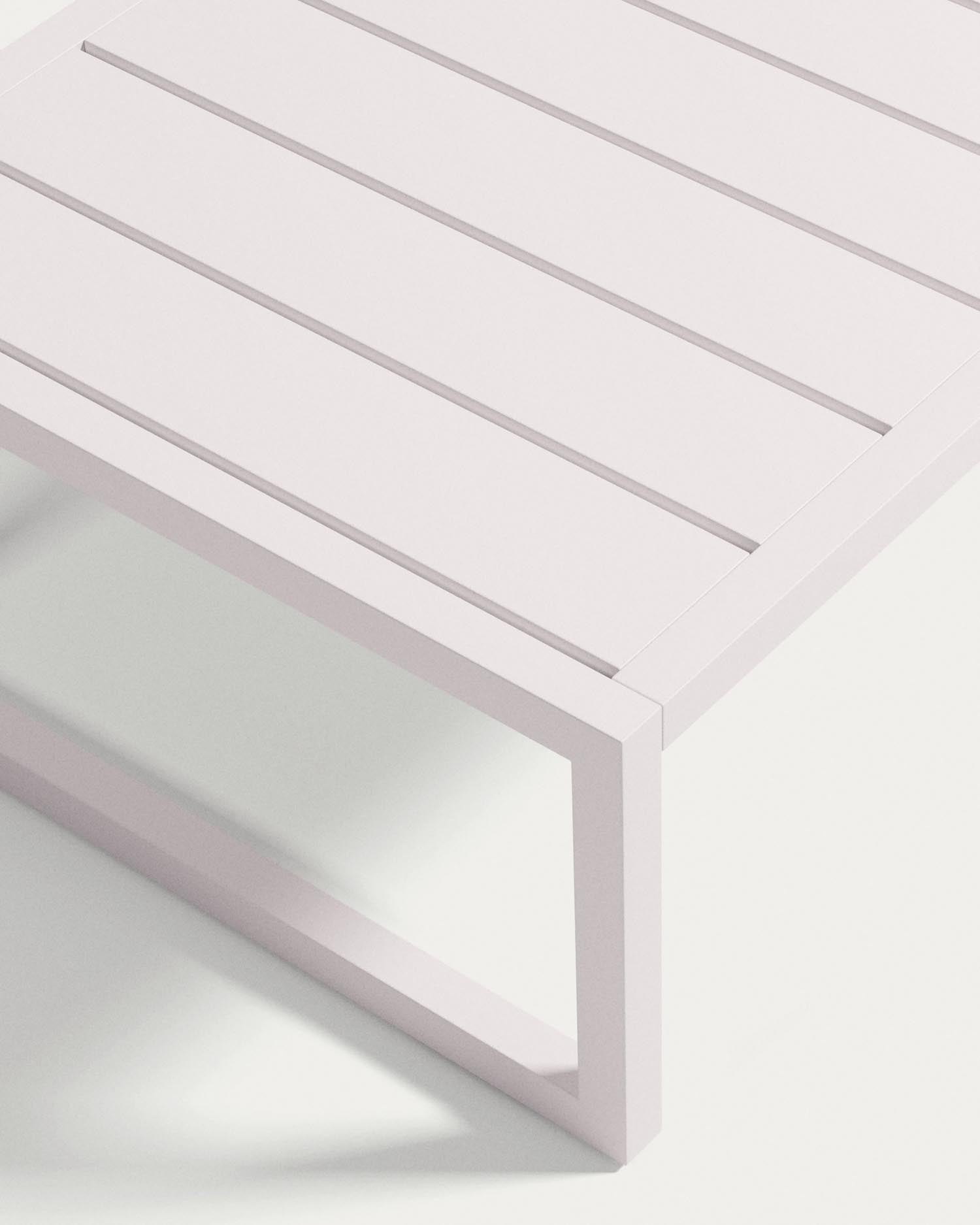 Der Beistelltisch Comova von Kave Home vereint modernes Design mit Funktionalität. Aus wetterfestem Aluminium, perfekt für jeden Außenbereich!