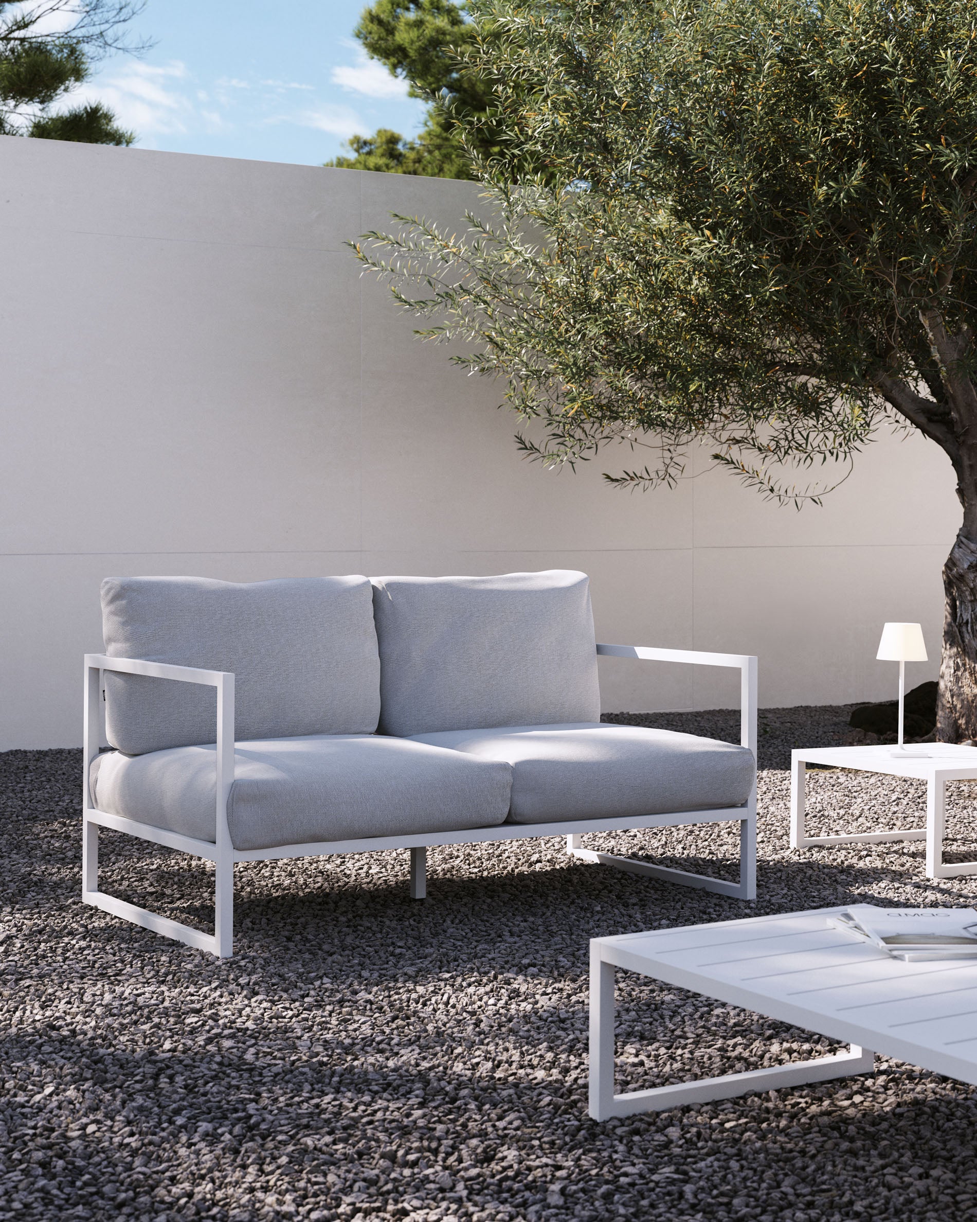 2-Sitzer-Sofa Comova 100% outdoor weiß und Aluminium weiß 150 cm in Weiß präsentiert im Onlineshop von KAQTU Design AG. Loungesofa ist von Kave Home