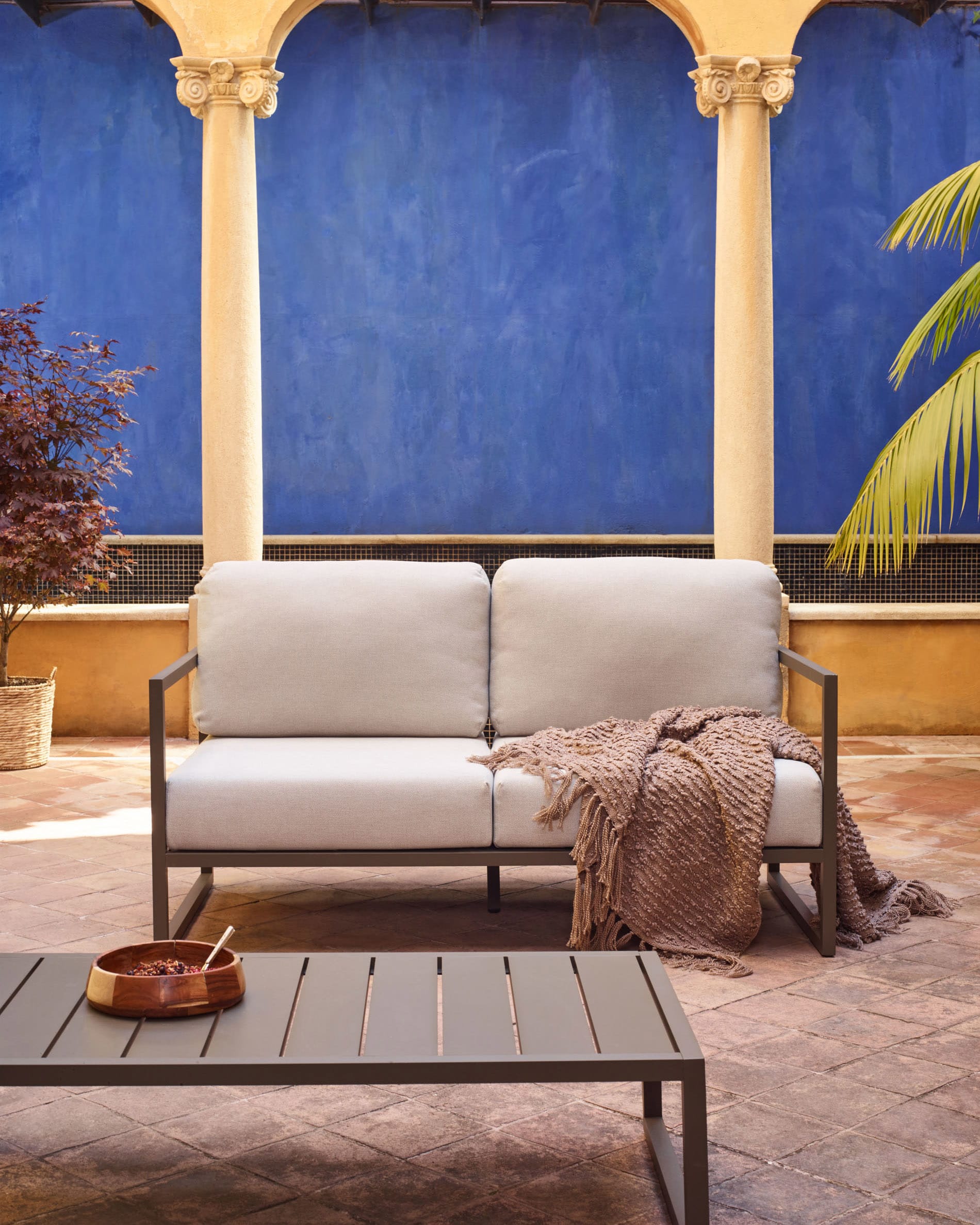 Genießen Sie stilvolle Momente im Freien mit dem Comova 2-Sitzer Sofa von Kave Home. Robust, elegant und perfekt für jeden Außenbereich.