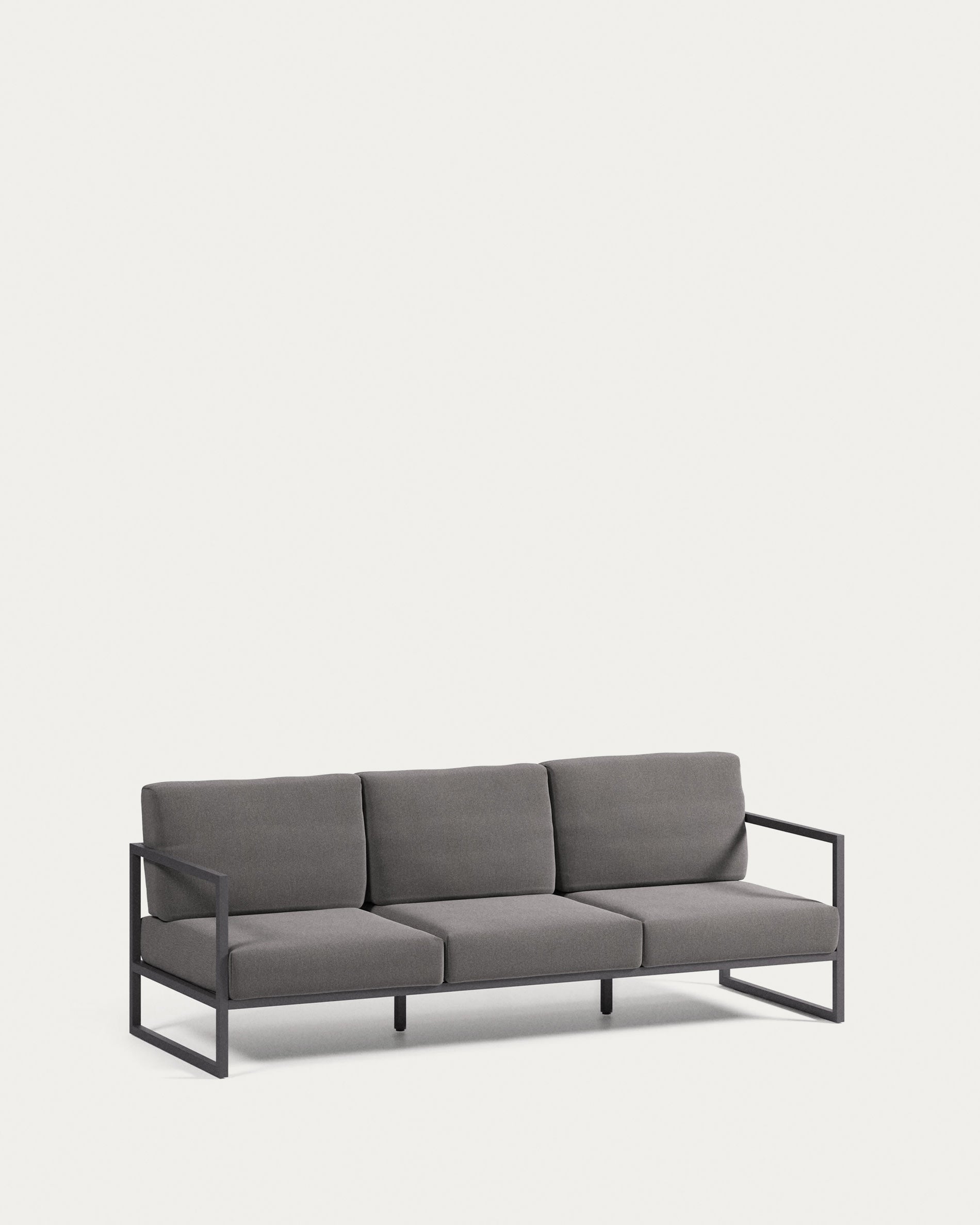 Entdecken Sie das stilvolle Comova 3-Sitzer-Sofa von Kave Home. 100% outdoor, dunkelgrau, aus robustem Aluminium – ideal für Ihre Terrasse!