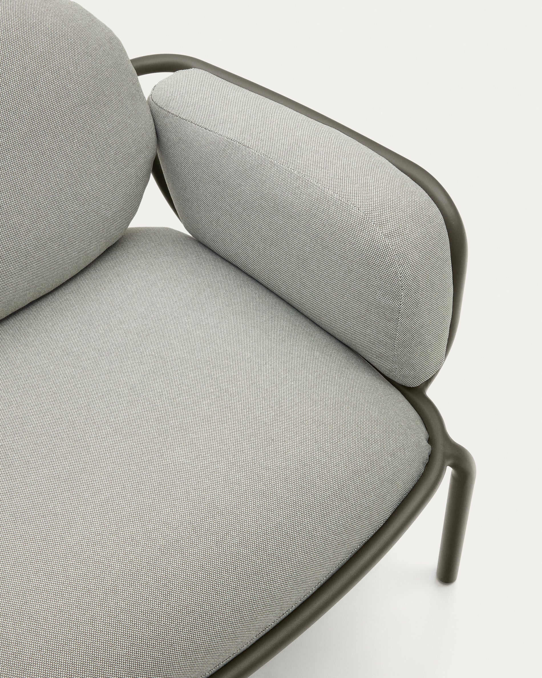 Outdoor-Sessel Joncols mit Bezug in Grau aus Aluminium mit grün lackiertem Finish in Grau präsentiert im Onlineshop von KAQTU Design AG. Outdoor-Sessel ist von Kave Home