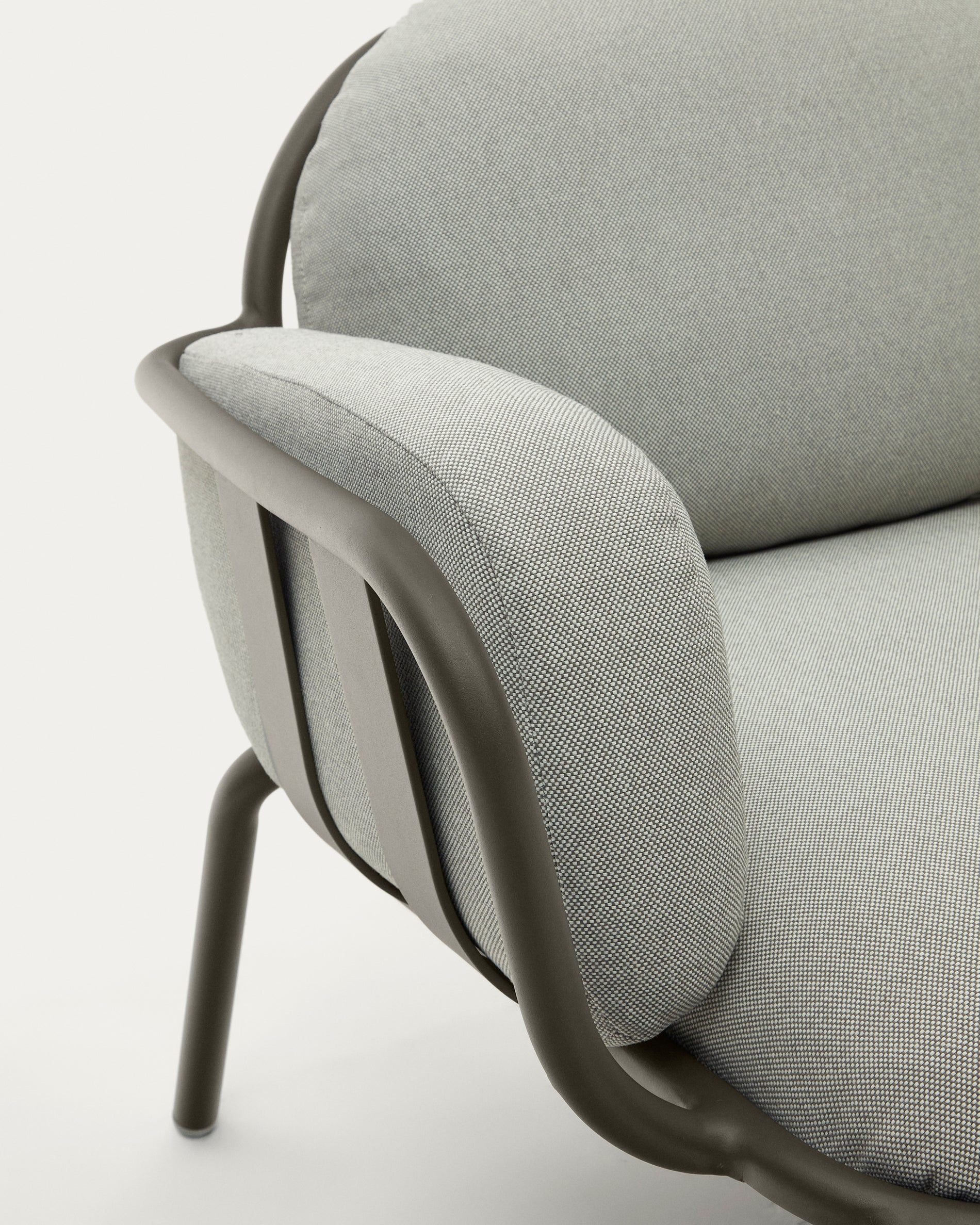 Outdoor-Sessel Joncols mit Bezug in Grau aus Aluminium mit grün lackiertem Finish in Grau präsentiert im Onlineshop von KAQTU Design AG. Outdoor-Sessel ist von Kave Home