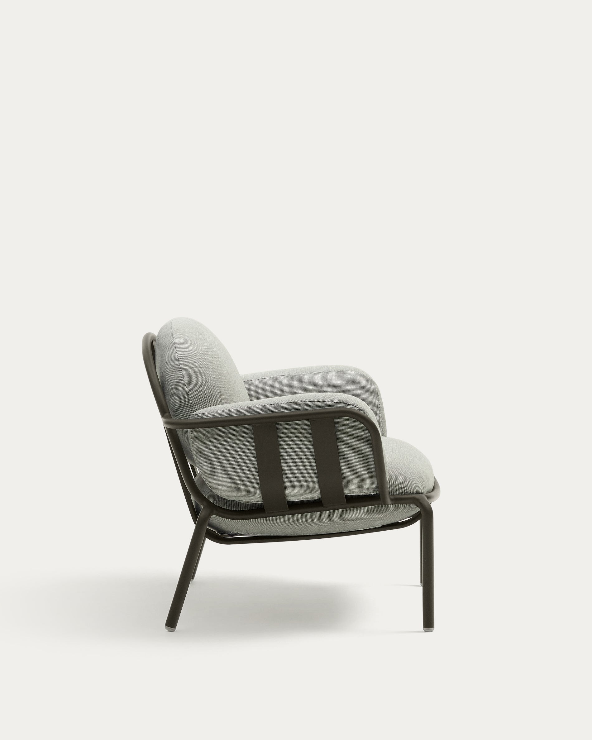 Outdoor-Sessel Joncols mit Bezug in Grau aus Aluminium mit grün lackiertem Finish in Grau präsentiert im Onlineshop von KAQTU Design AG. Outdoor-Sessel ist von Kave Home