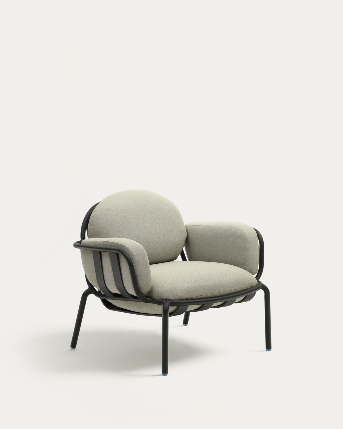 Outdoor-Sessel Joncols aus grau lackiertem Aluminium mit beigen Kissen in Grau, Hellgrün präsentiert im Onlineshop von KAQTU Design AG. Outdoor-Sessel mit Armlehnen ist von Kave Home