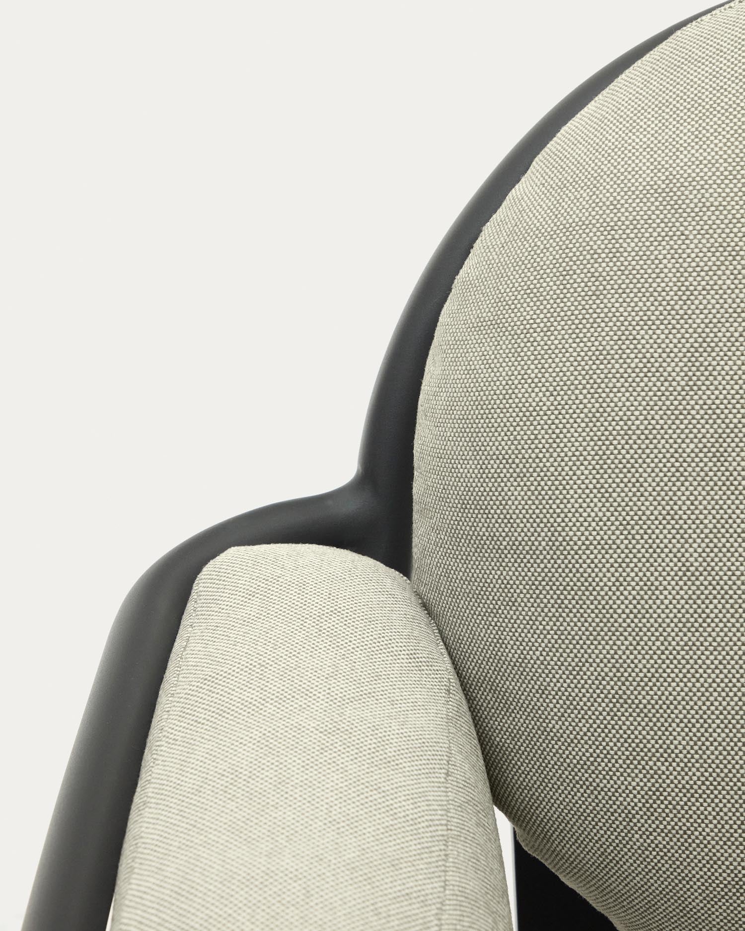 Genießen Sie den stilvollen Outdoor-Sessel Joncols von Kave Home: Beige Polsterung, robustes Aluminium und elegantes Design für Ihre Terrasse.