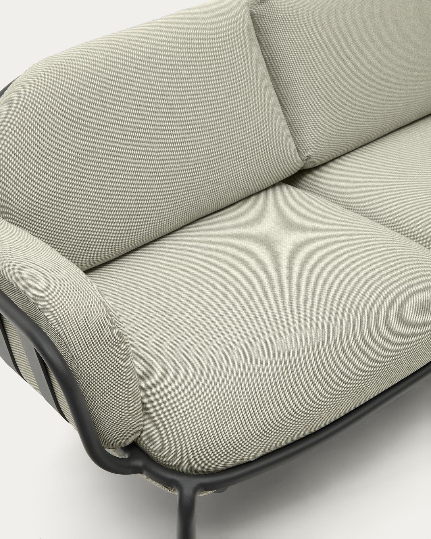 Erleben Sie das stilvolle 2-Sitzer-Outdoor-Sofa Joncols von Kave Home. Beige Polster, robustes Aluminium, ideal für entspannte Stunden im Freien.