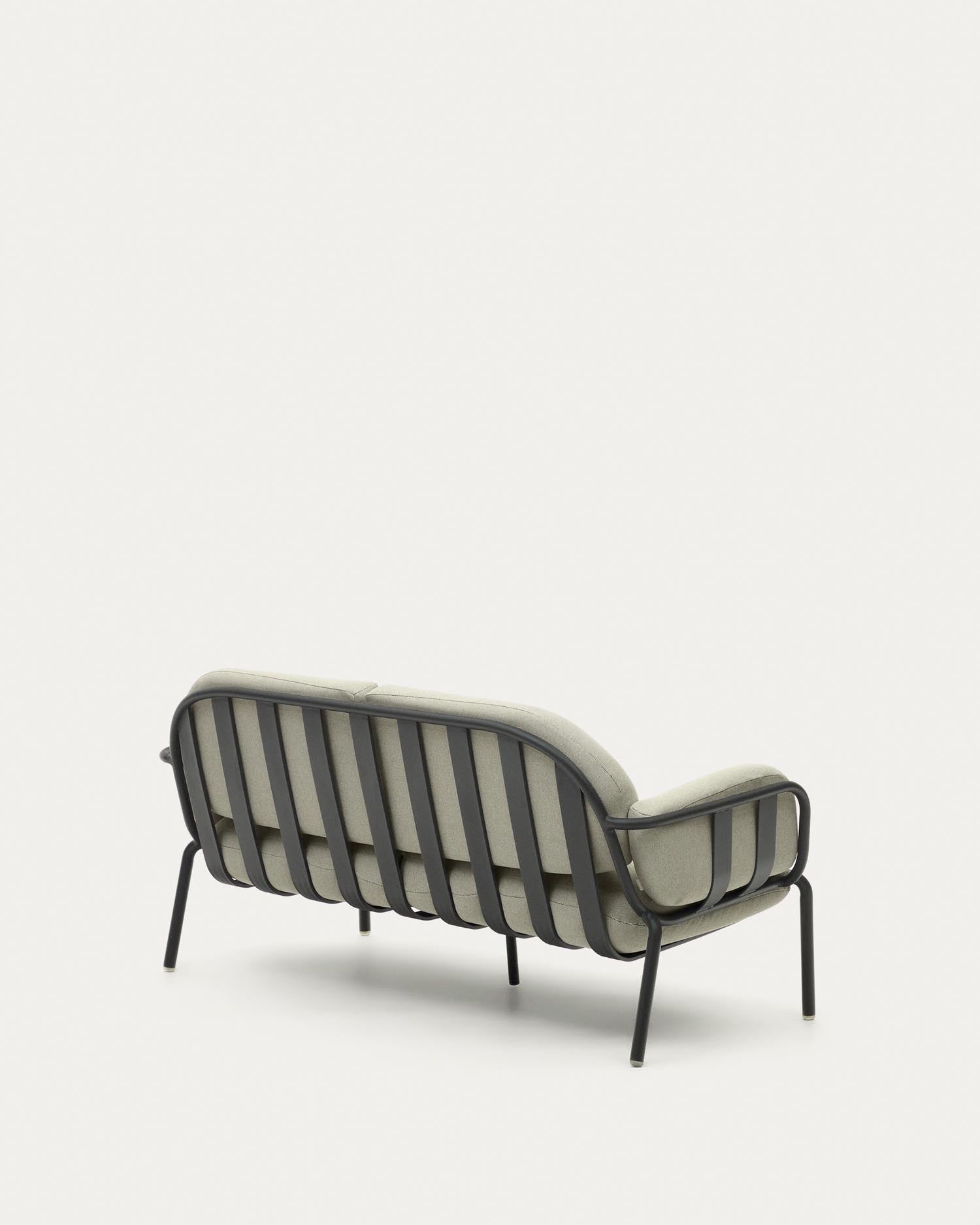 Erleben Sie das stilvolle 2-Sitzer-Outdoor-Sofa Joncols von Kave Home. Beige Polster, robustes Aluminium, ideal für entspannte Momente im Freien.