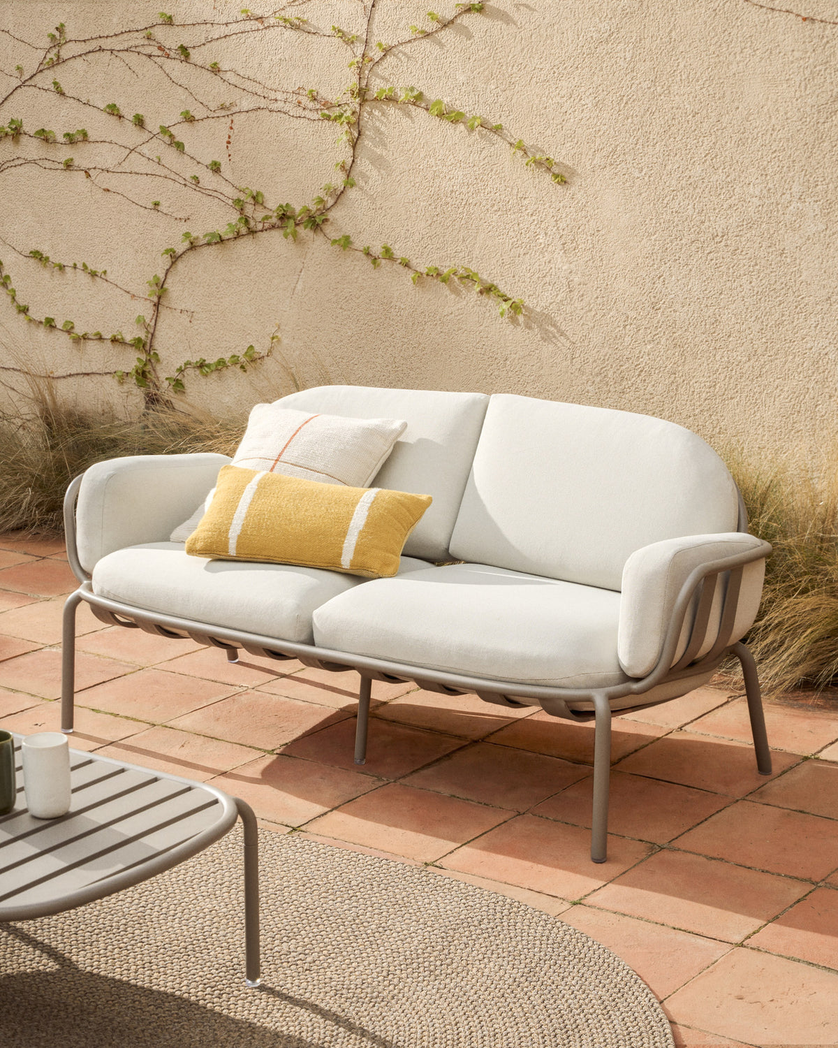 2-Sitzer-Outdoor-Sofa Joncols aus taupefarben lackiertem Aluminium mit beigen Kissen, 164 cm in Taupe, Beige präsentiert im Onlineshop von KAQTU Design AG. Lounge Sofa ist von Kave Home
