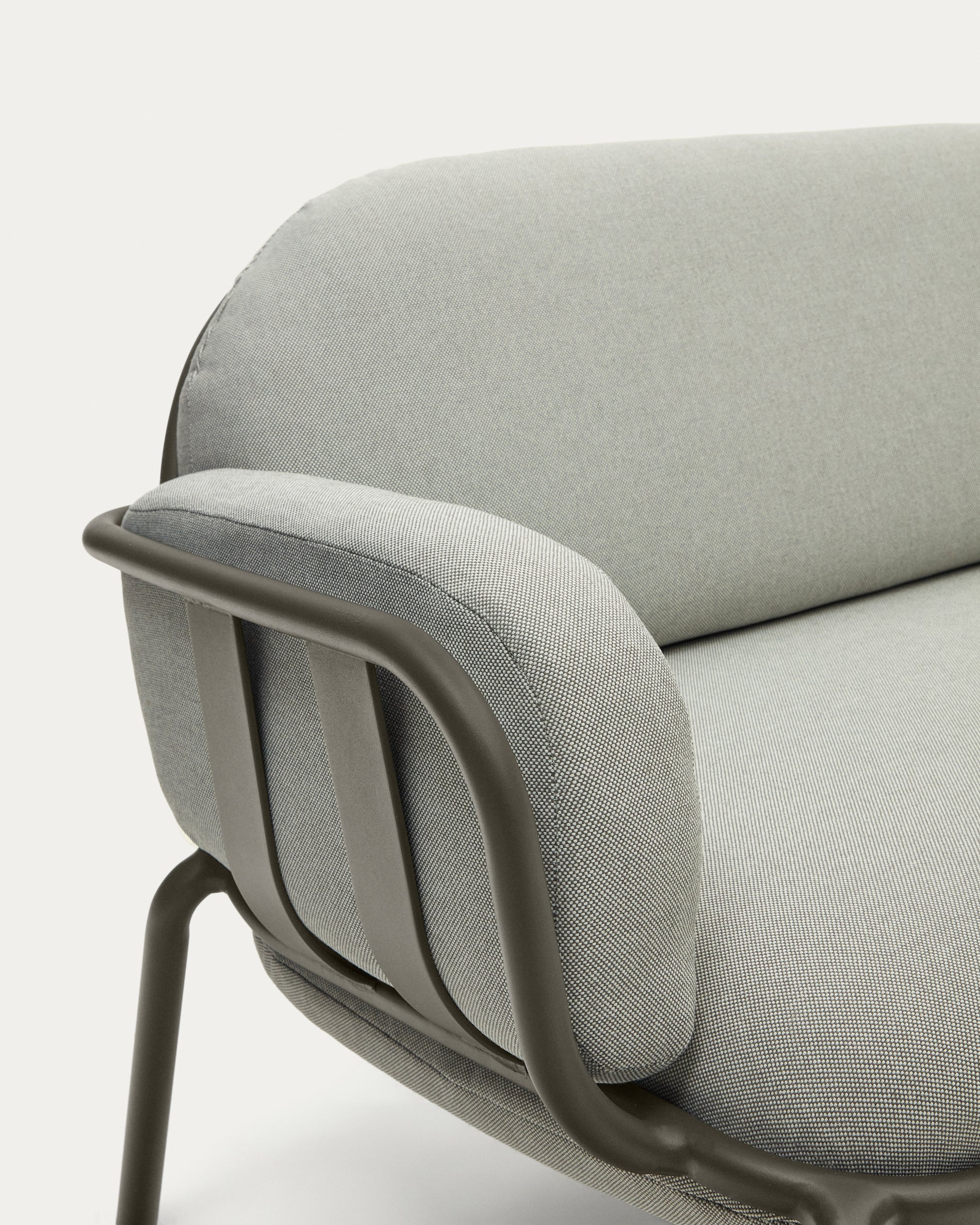 3-Sitzer-Outdoor-Sofa Joncols mit Bezug in Grau aus Aluminium mit grün lackiertem Finish 225 cm in Grau präsentiert im Onlineshop von KAQTU Design AG. Loungesofa ist von Kave Home