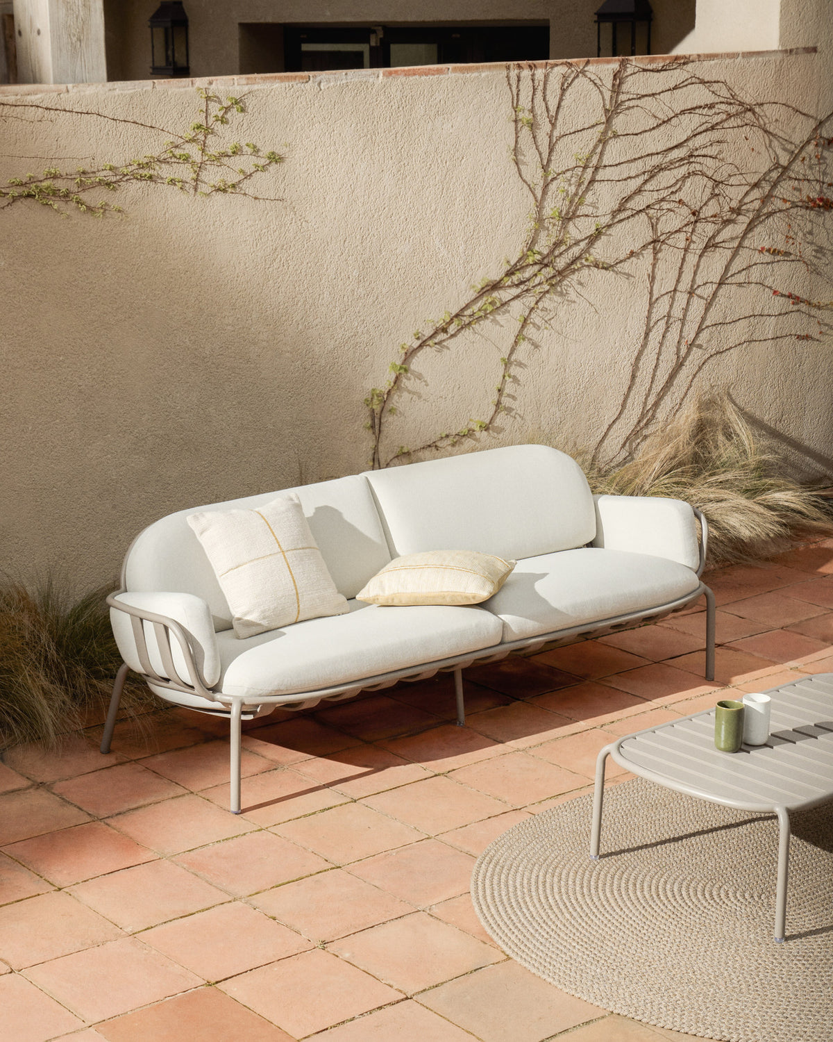 3-Sitzer-Outdoor-Sofa Joncols aus taupefarben lackiertem Aluminium mit beigen Kissen, 224 cm in Taupe, Beige präsentiert im Onlineshop von KAQTU Design AG. Lounge Sofa ist von Kave Home