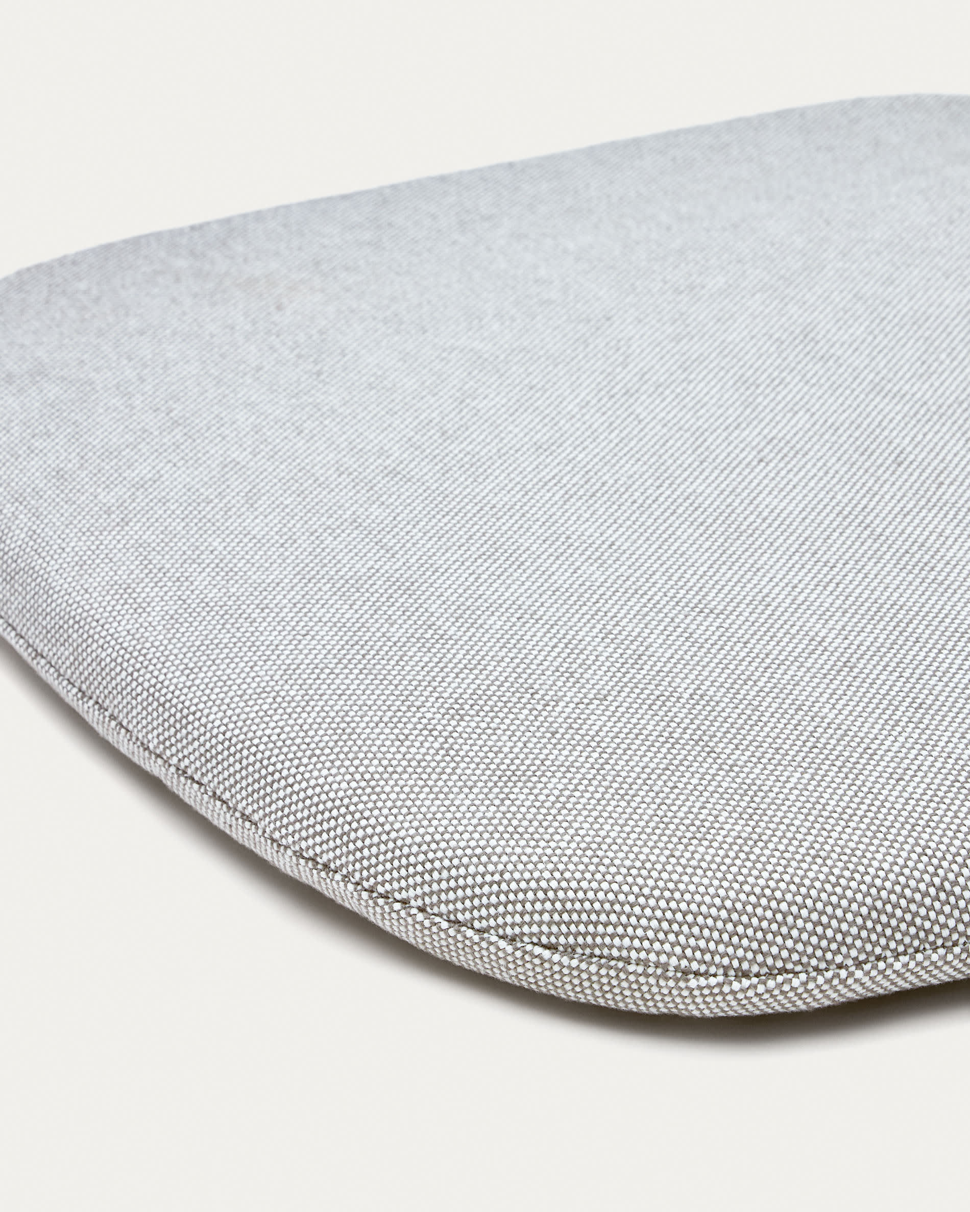 Das Kissen Joncols in Grau (43x41 cm) von Kave Home bietet optimalen Sitzkomfort und elegantes Design für Ihren Gartenstuhl.