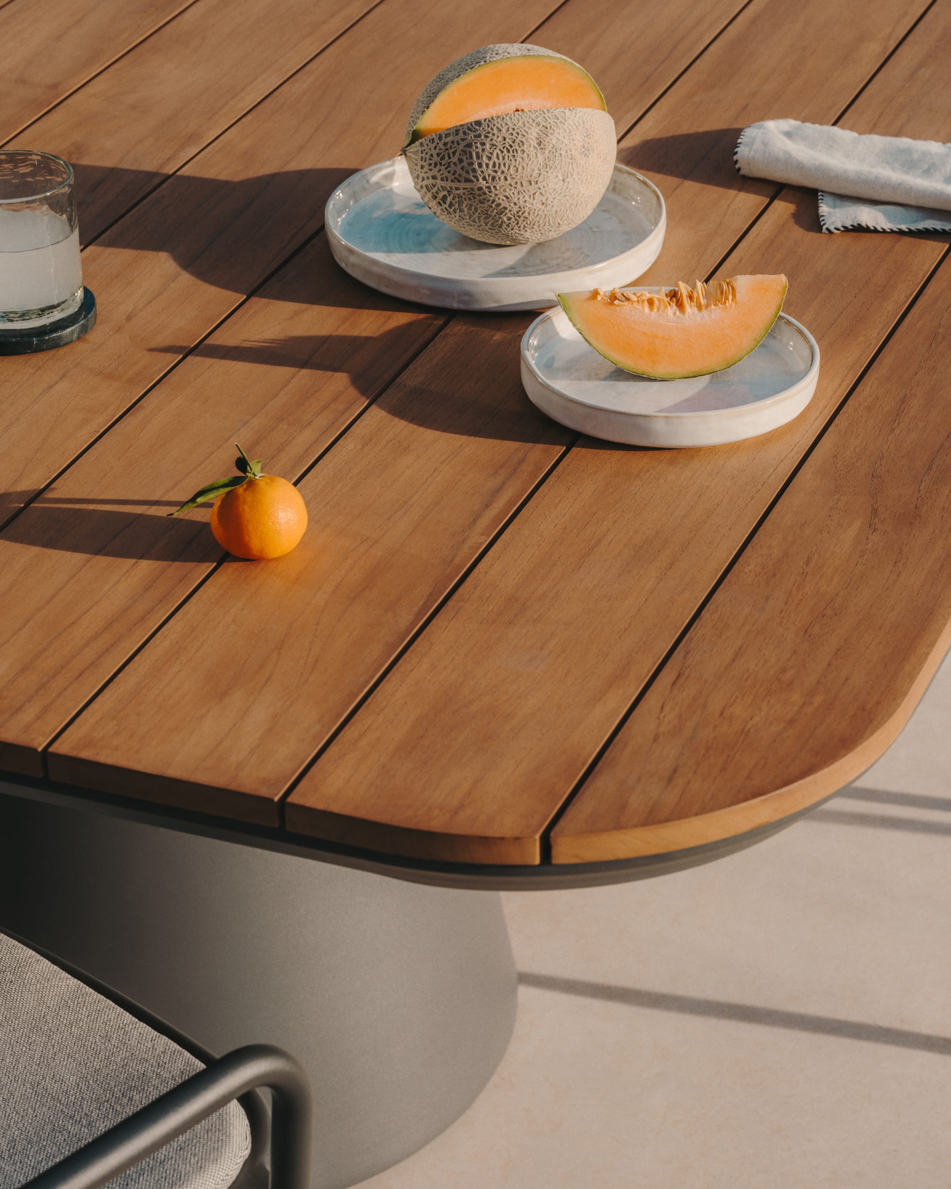 Graues Stuhlkissen Joncols von Kave Home, 43x41 cm, bietet Komfort und Stil für Ihre Sitzmöbel, perfekt für modernes Wohnen.