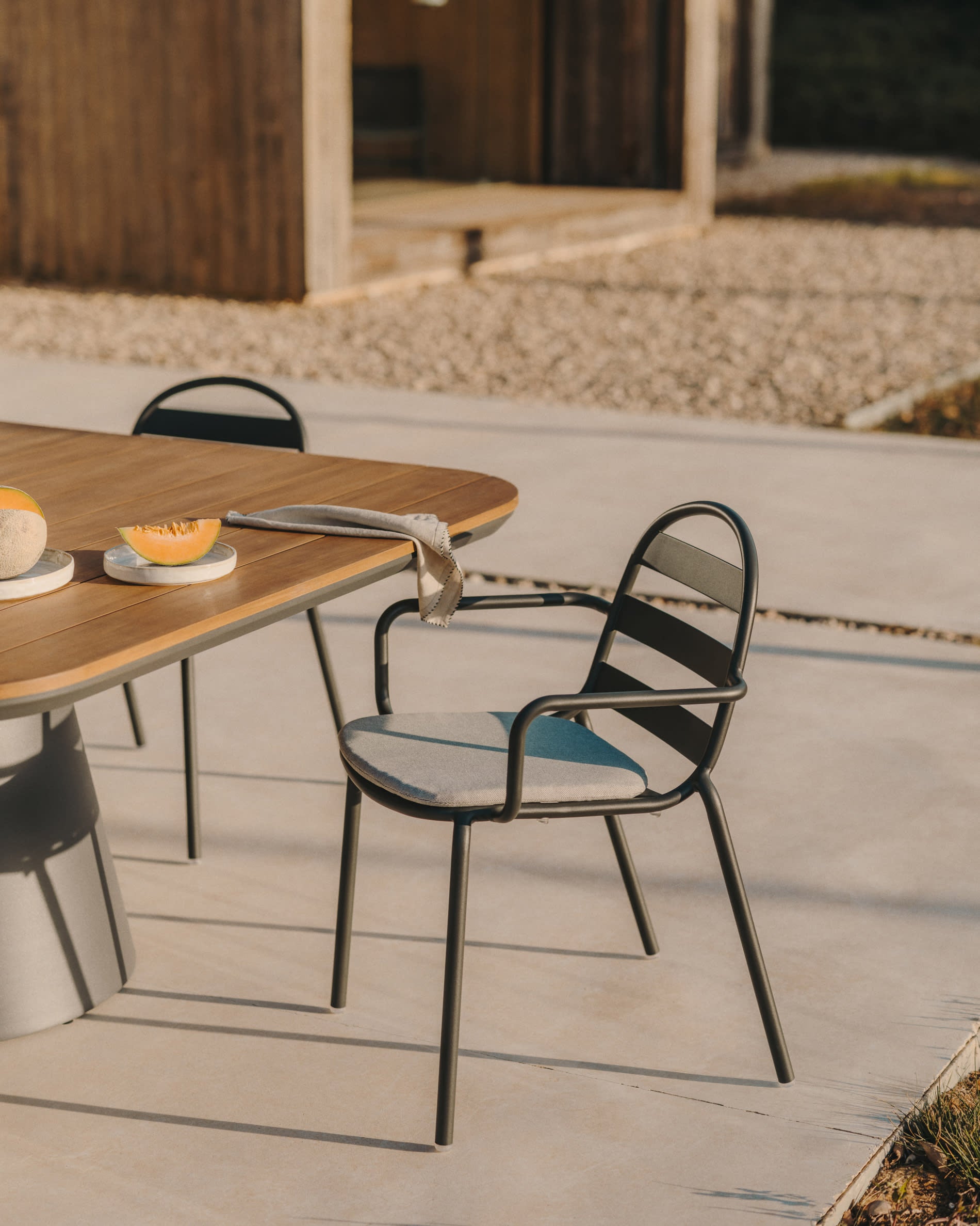 Komfortables graues Stuhlkissen Joncols von Kave Home, 43x41 cm, ideal für stilvolle und bequeme Sitzgelegenheiten.