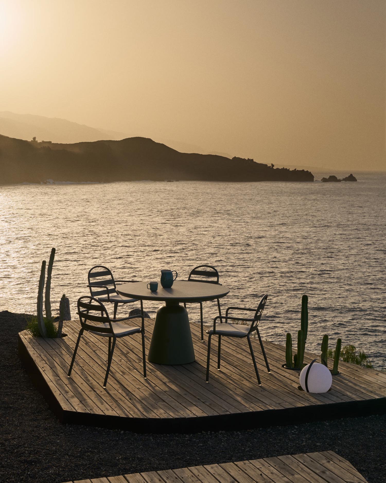 Das Kissen Joncols in Grau (43 x 41 cm) von Kave Home bietet stilvollen Komfort für Ihren Gartenstuhl und ist ideal für entspannte Stunden im Freien.