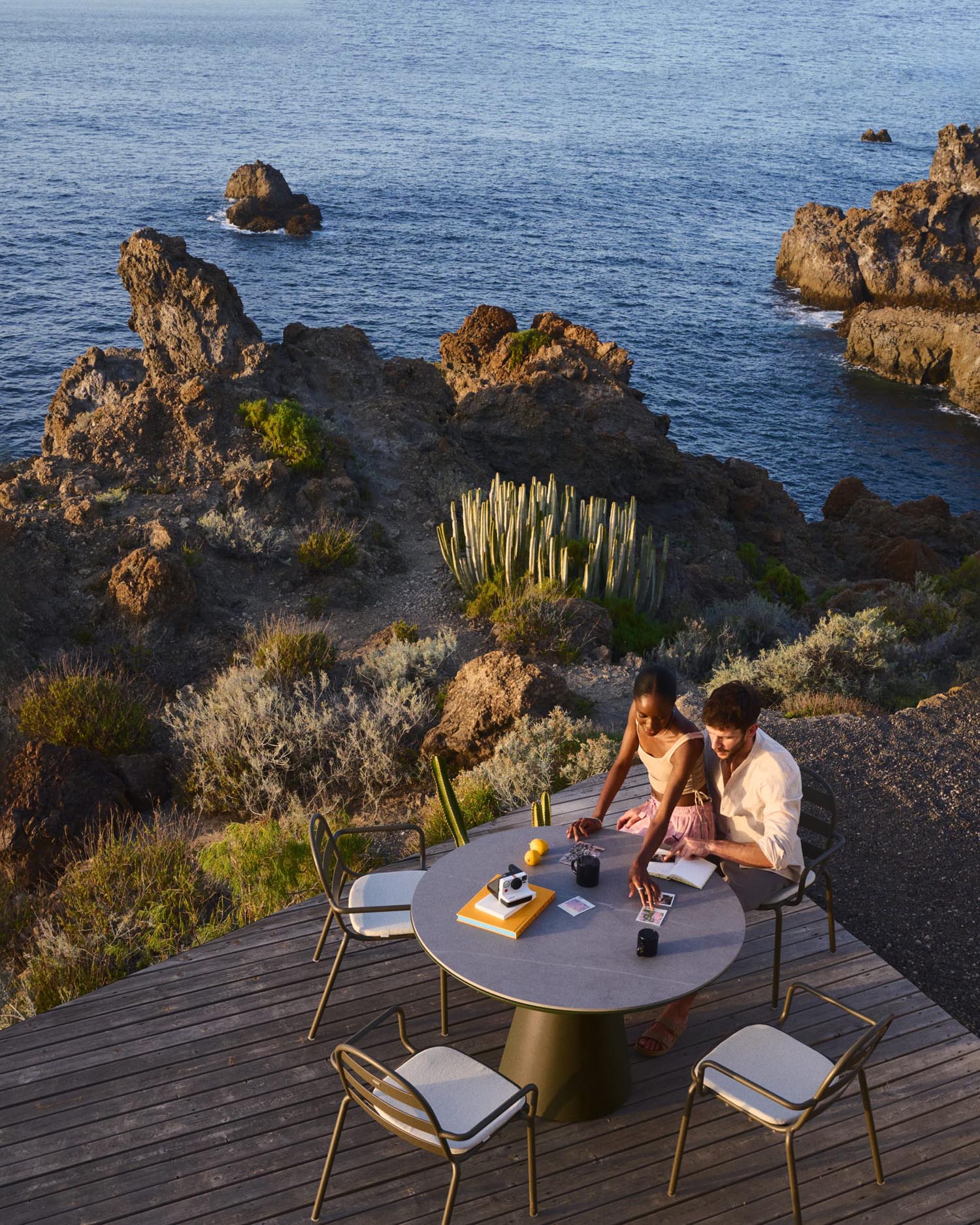 Das Stuhlkissen Joncols in Grau (43x41 cm) von Kave Home bietet modernen Stil und optimalen Komfort für Ihre Sitzmöbel.