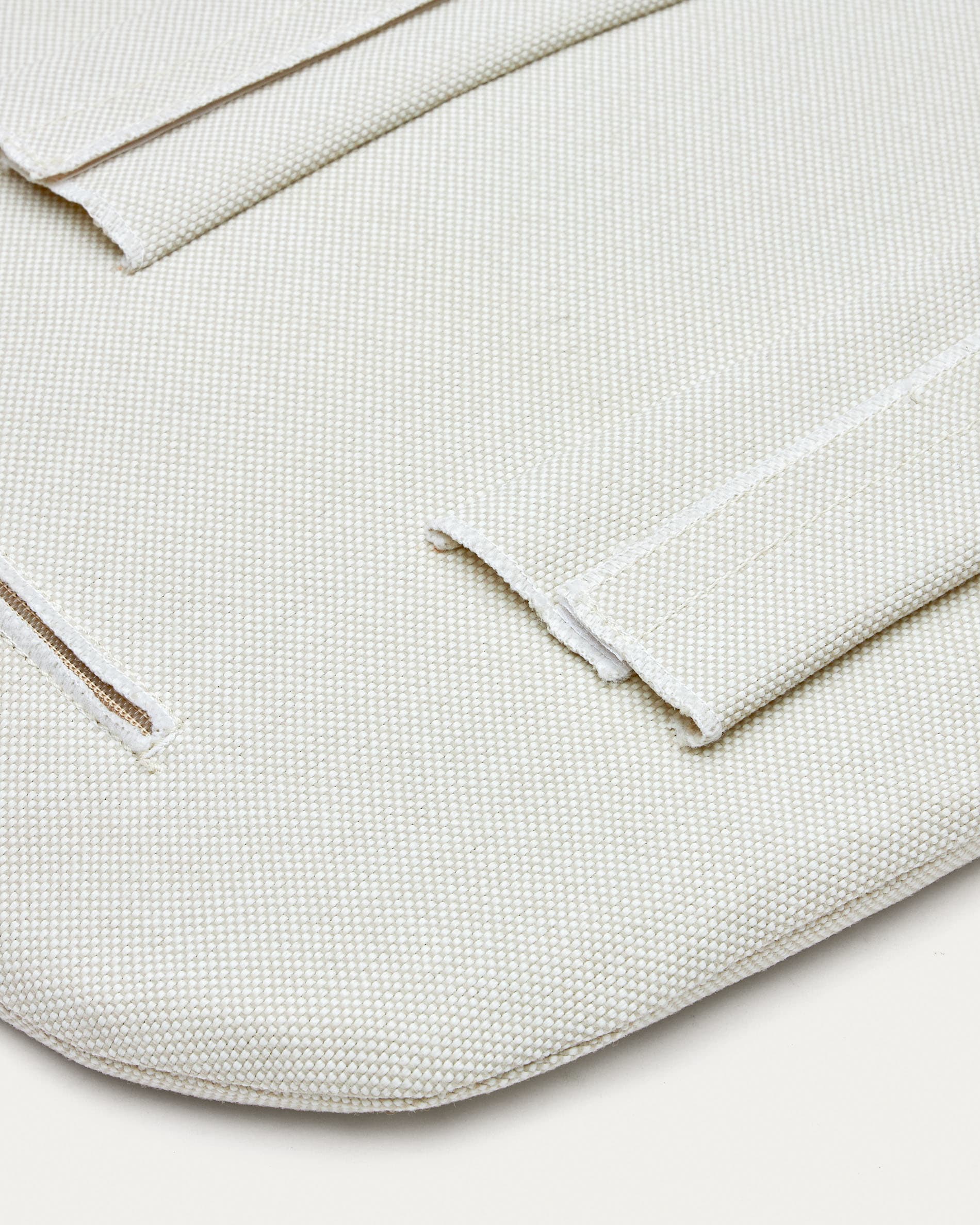 Beige Kissen für Joncols Stuhl (43 x 41 cm) von Kave Home. Ideal für Gartenmöbel, bietet Komfort und ist pflegeleicht sowie UV-resistent.