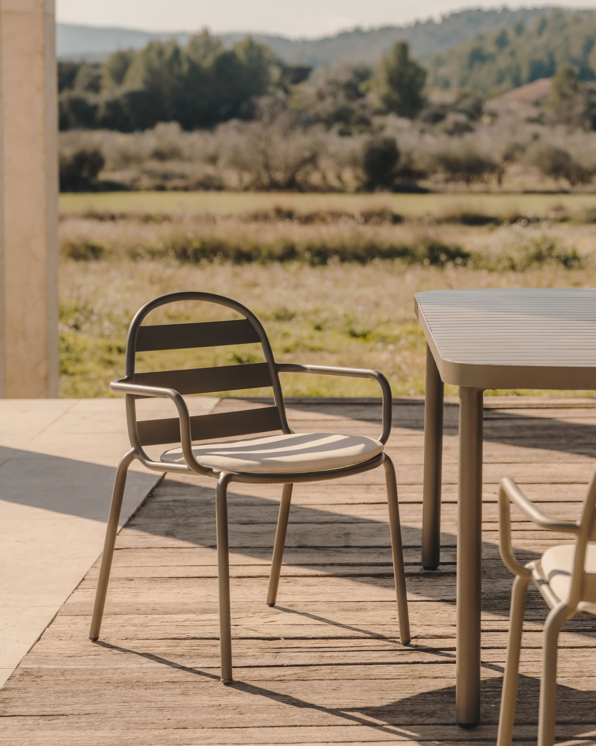 Bequemes Stuhlkissen Joncols in Beige, 43x41 cm, von Kave Home. Perfekt für stilvolle und komfortable Sitzgelegenheiten.