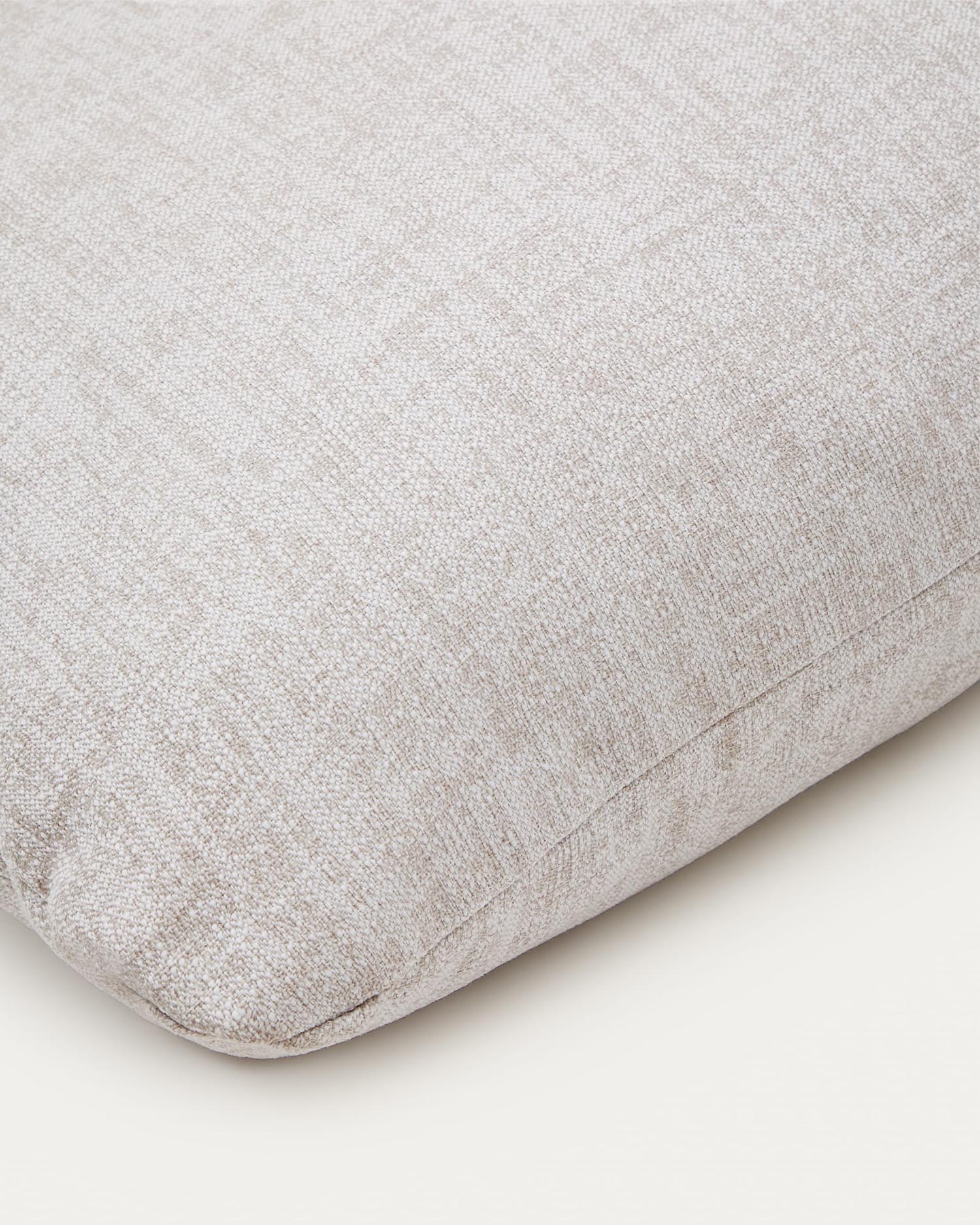 Das Kissen Sorells in Beige (45x45 cm) von Kave Home vereint stilvolle Eleganz und hohen Komfort, ideal für jedes Wohnambiente.