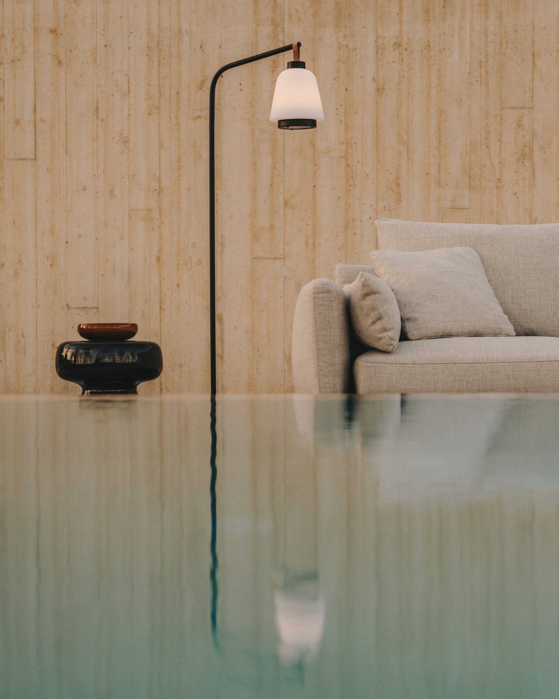 Das Kissen Sorells beige 60x60 cm von Kave Home bietet elegantes Design und Komfort, ideal für moderne und gemütliche Wohnräume.