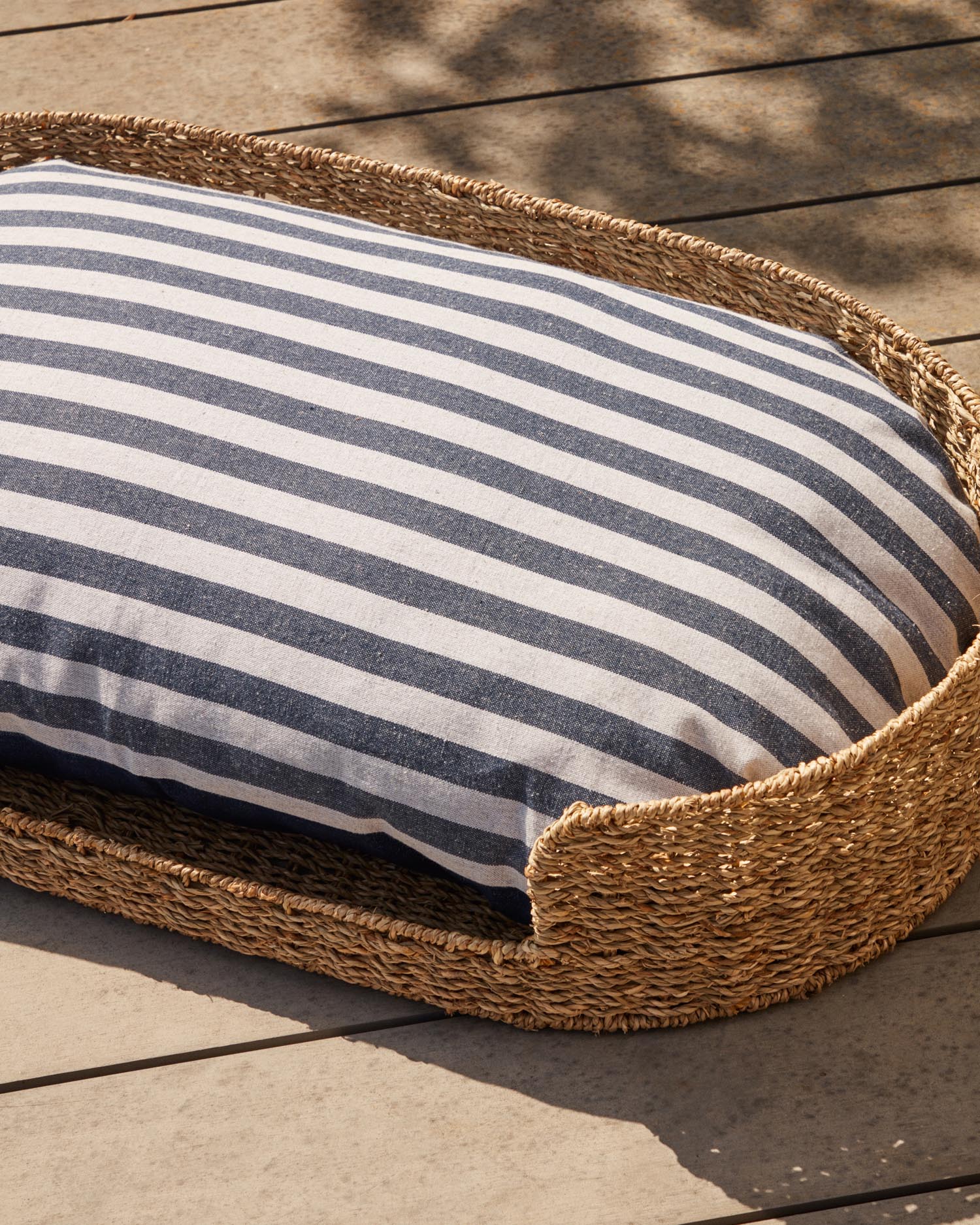 Tabby Kissen 50x80 cm aus 100% Baumwolle, kombiniert Streifen für ein modernes Design, perfekt für stilvolle Wohnräume.