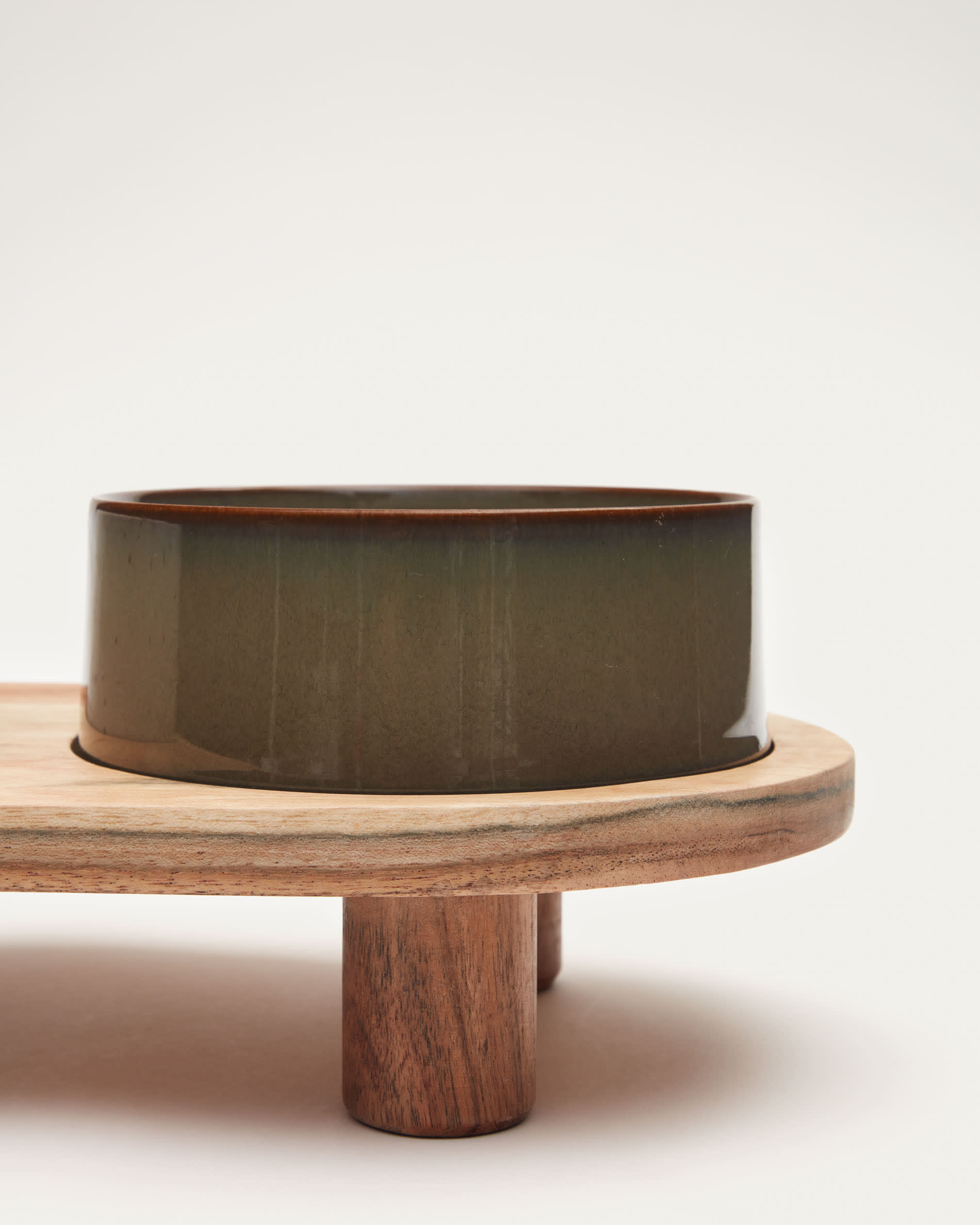 Elegantes Dumbi Set mit 2 Keramiknäpfen und nachhaltigem Holzgestell, Ø 14 cm, ideal für stilvolle Fütterung von Katzen und kleinen Hunden.