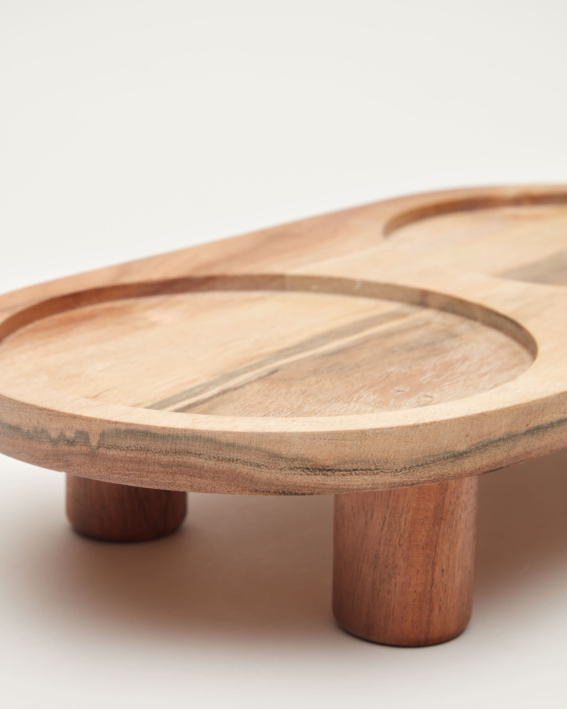 Stilvolles Dumbi Set mit 2 hochwertigen Keramiknäpfen und FSC-zertifiziertem Gestell, Ø 14 cm, perfekt für komfortable Fütterung von Haustieren.