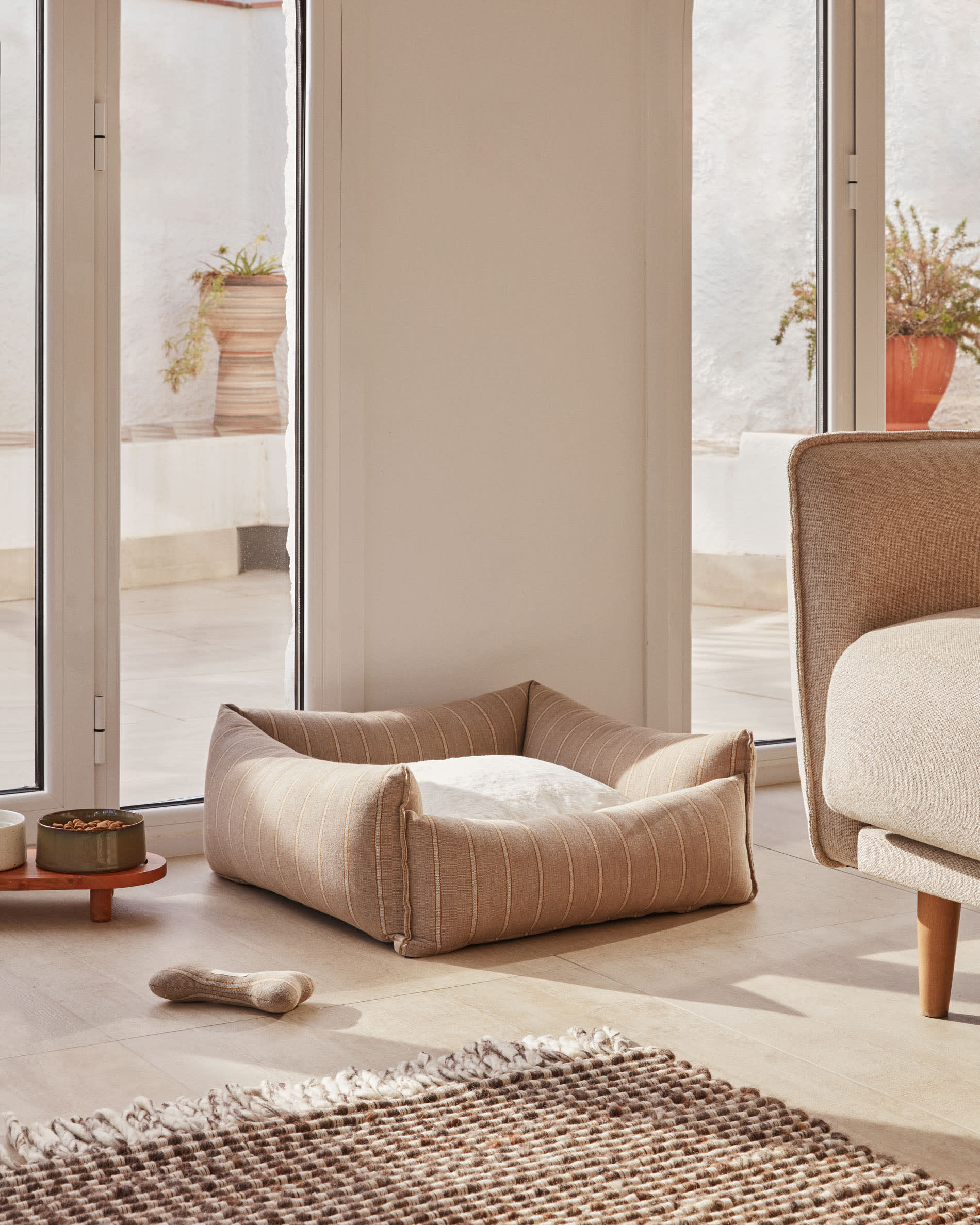 Stilvolles Dumbi Set mit 2 hochwertigen Keramiknäpfen und FSC-zertifiziertem Gestell, Ø 14 cm, perfekt für komfortable Haustierfütterung.