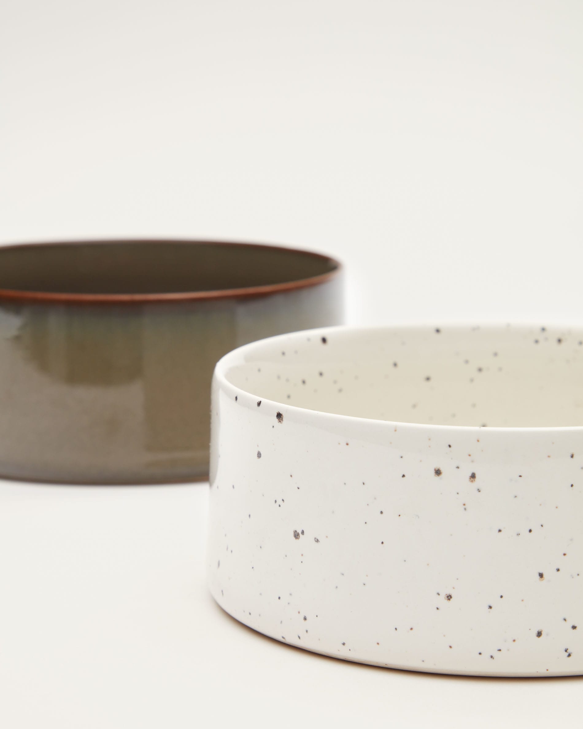 Das Dumbi Set aus 2 weißen Keramiknäpfen (Ø 14 cm) vereint Eleganz und Funktionalität für die Fütterung kleiner bis mittelgroßer Haustiere.