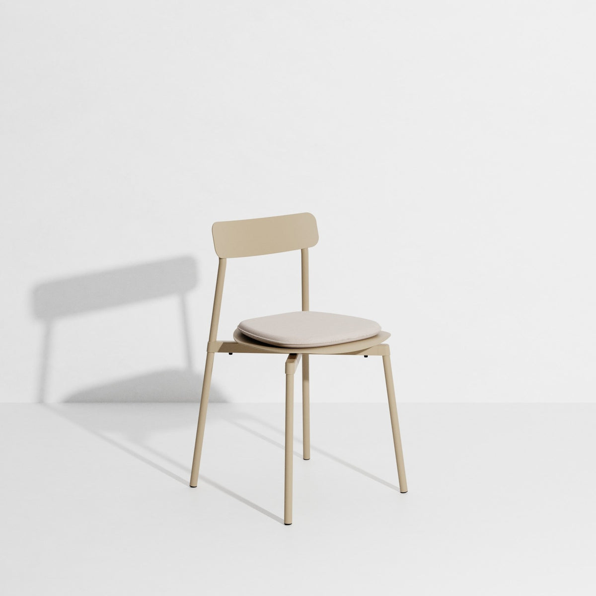 Kleines Sitzkissen Fromme von Petite Friture in Nussbaum, mit rutschfester Rückseite aus Acrylstoff und HR-Schaumstoff, passend zum Fromme-Stuhl.