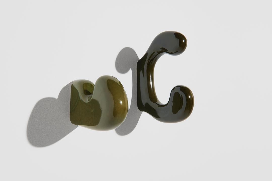 Zwei Keramikhaken aus glasierter Keramik in Weiss, organische verspielte Form, handwerklicher Look, Design von Henrik Ødegaard.