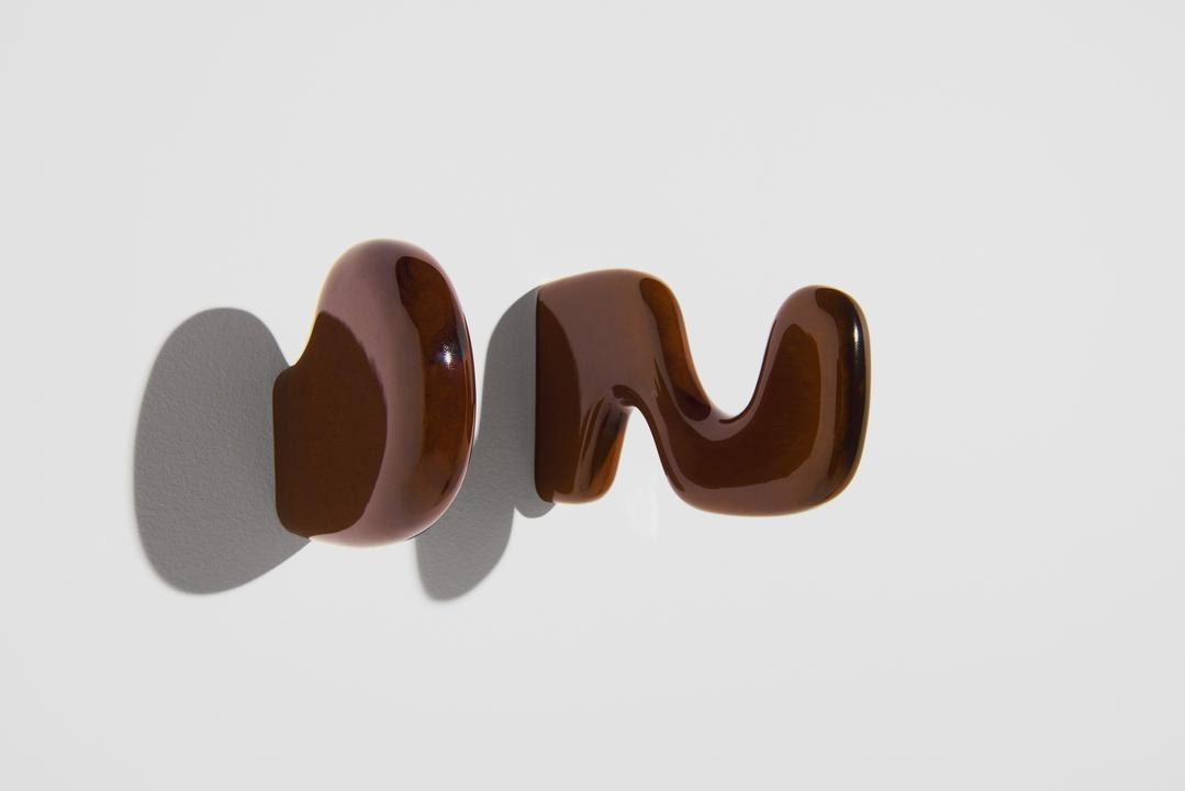 Zwei Keramikhaken aus glasierter Keramik in Weiss, organische verspielte Form, handwerklicher Look, Design von Henrik Ødegaard.