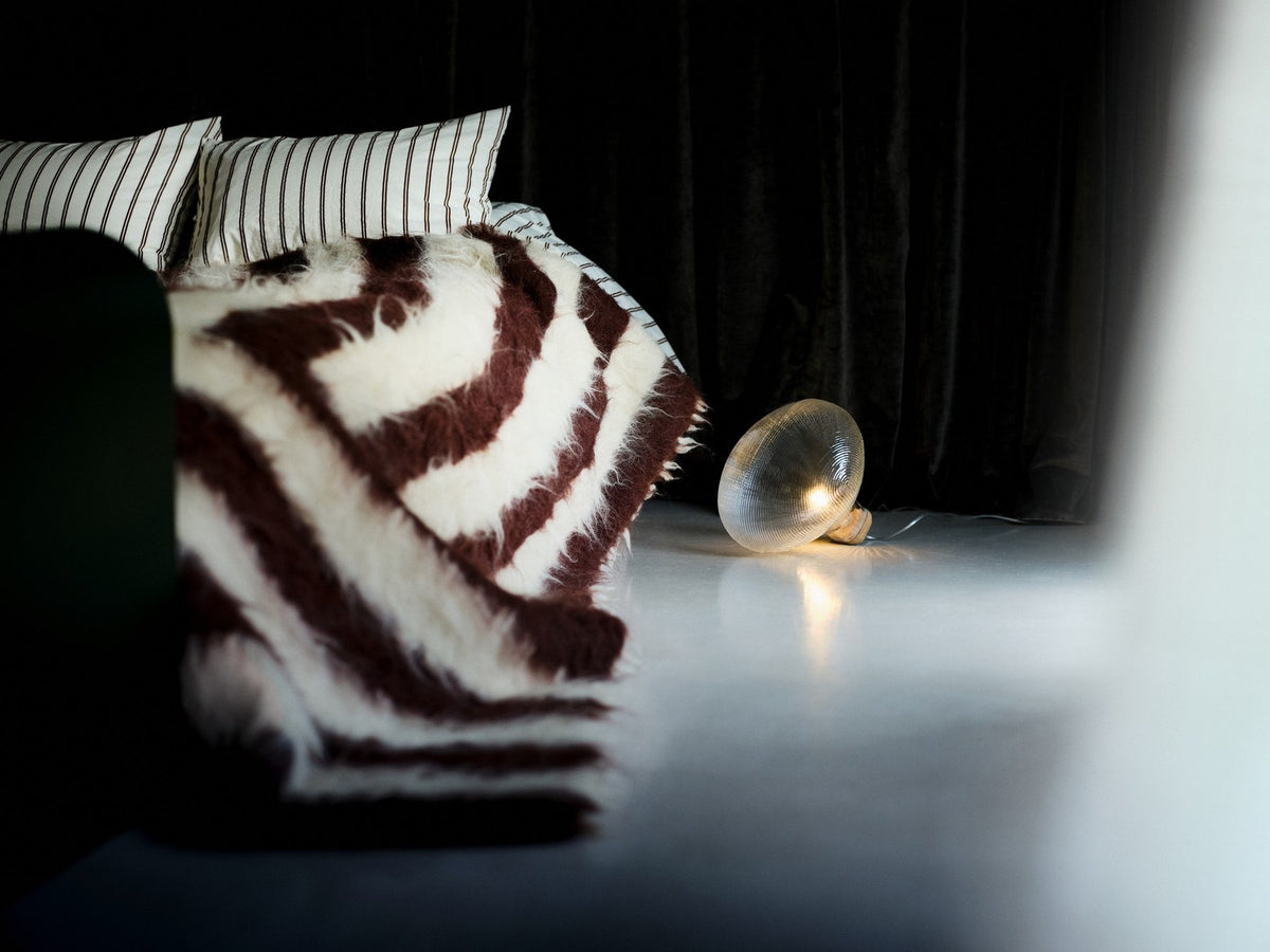 Transparente Tischleuchte Tidelight aus mundgeblasenem Glas mit Kork-Sockel und sichtbarem transparentem Kunststoffkabel, Hersteller Petite Friture.