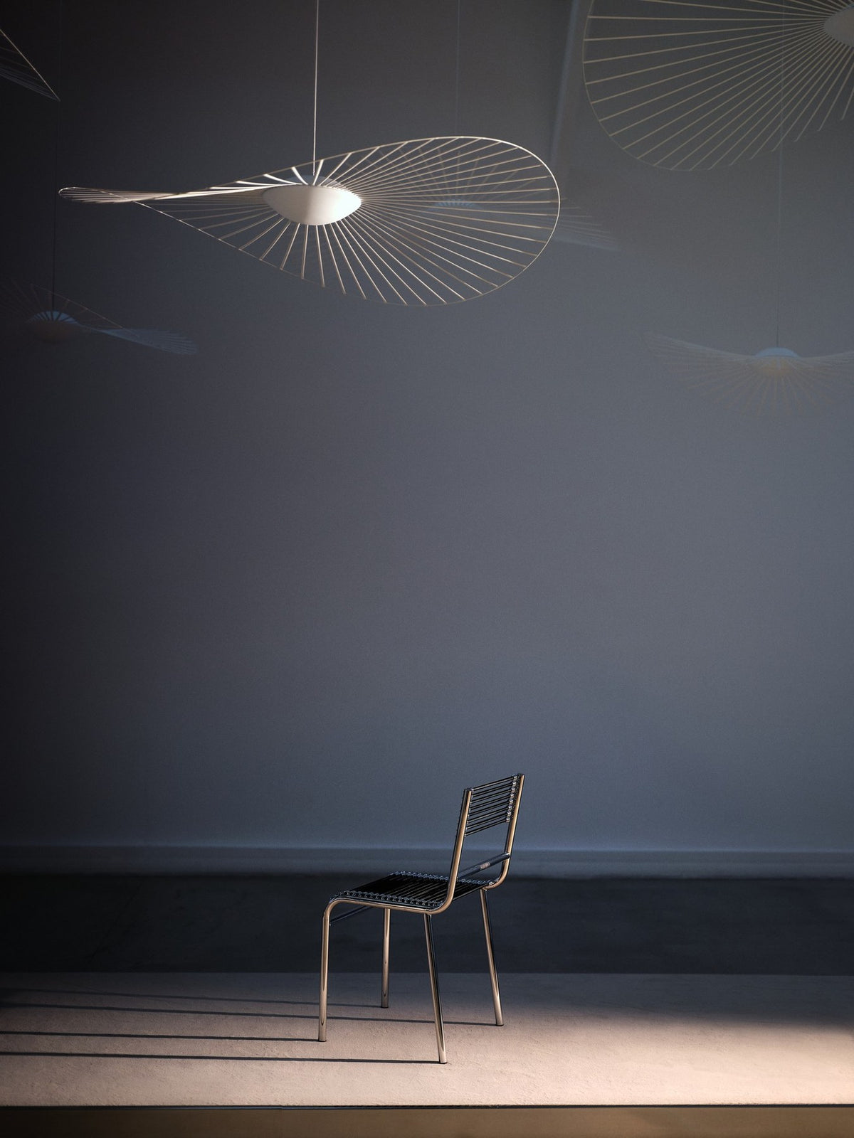 Vertigo Pendelleuchte von Petite Friture in Bronze, Schirm aus Polyurethanbändern auf Struktur aus Stahl und Fiberglas, Durchmesser 110 cm.