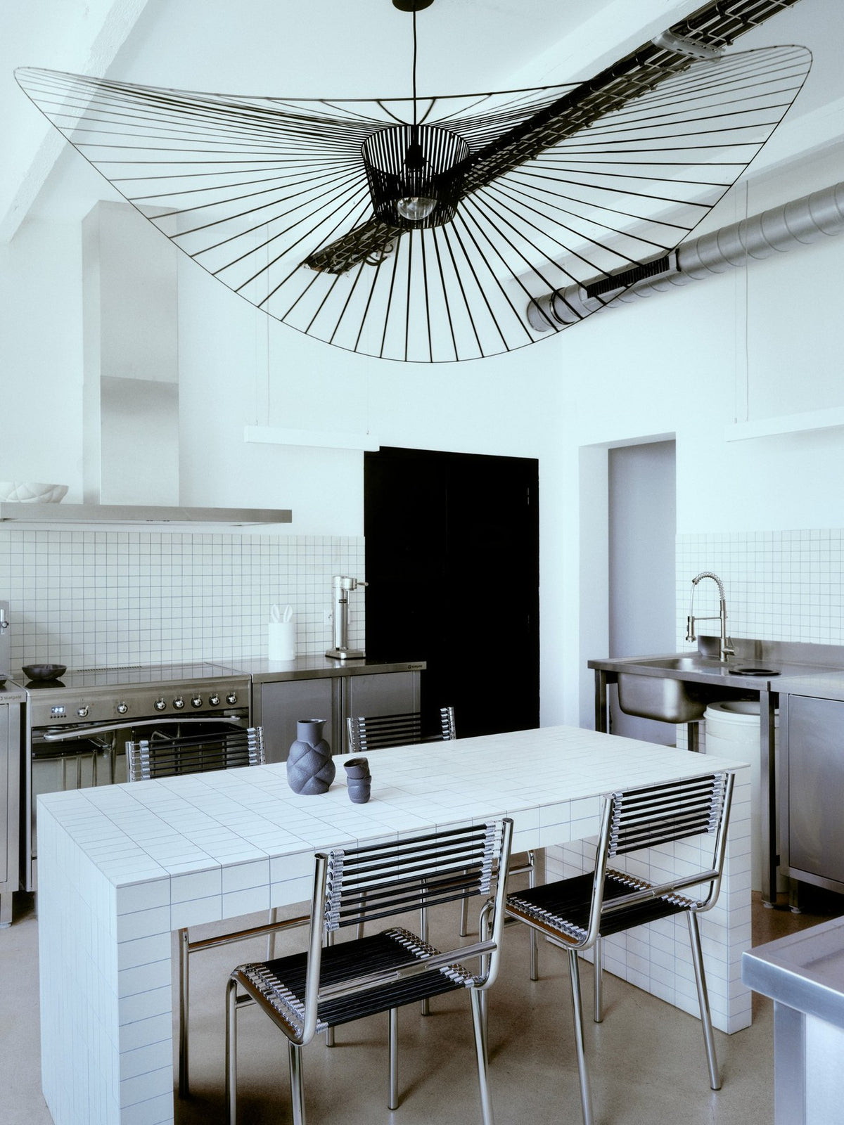 Pendelleuchte Vertigo von Petite Friture in Schwarz, Lampenschirm aus Stahl, Fiberglas und Polyurethanbändern, Durchmesser 110 cm.