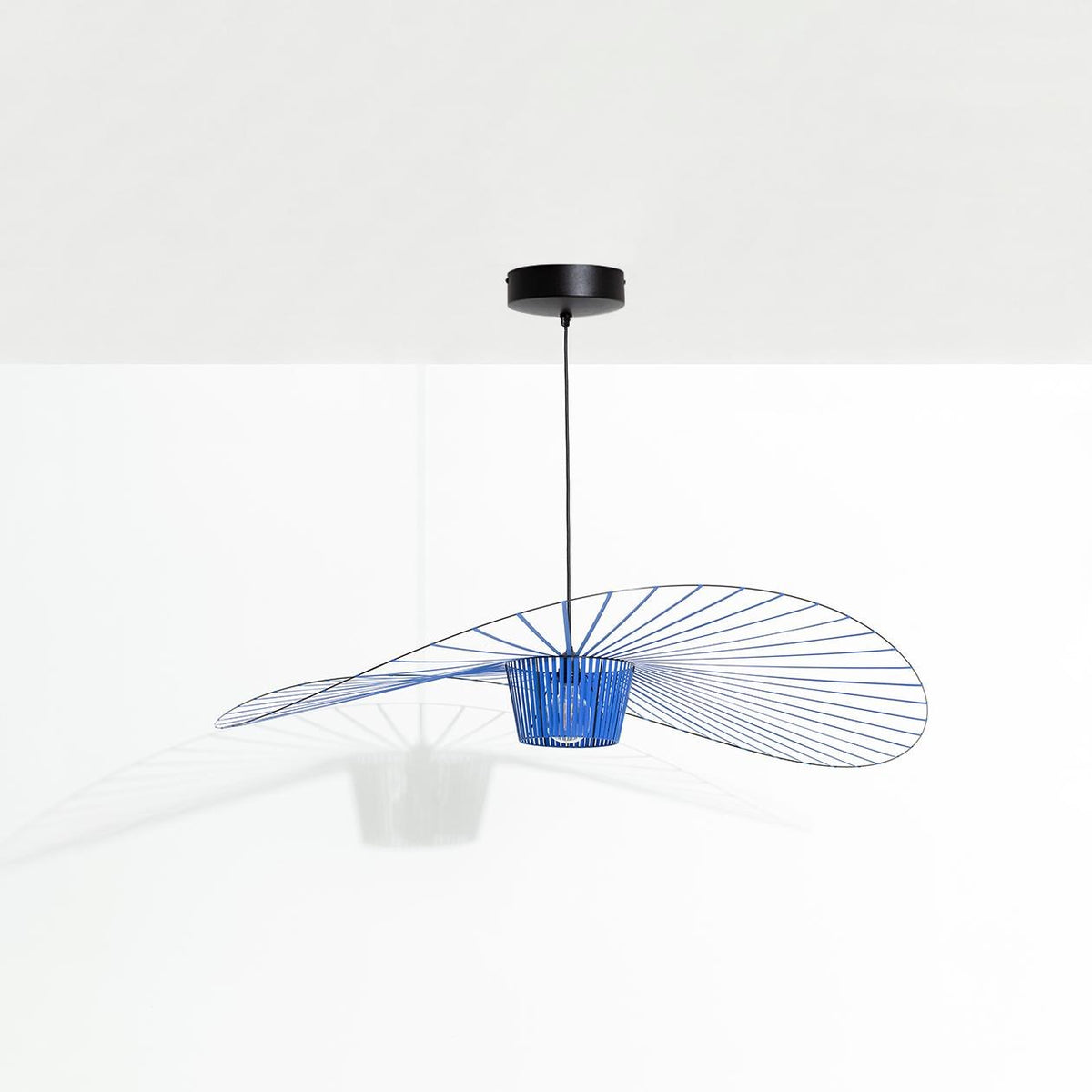 Pendelleuchte Vertigo von Petite Friture in Schwarz, Lampenschirm aus Stahl, Fiberglas und Polyurethanbändern, Durchmesser 110 cm.