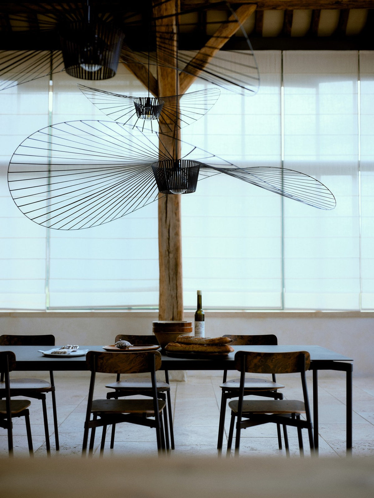 Pendelleuchte Vertigo in Schwarz mit filigranem Schirm aus Stahl, Fiberglas und Polyurethanbändern, Durchmesser 140cm, Höhe 15cm.