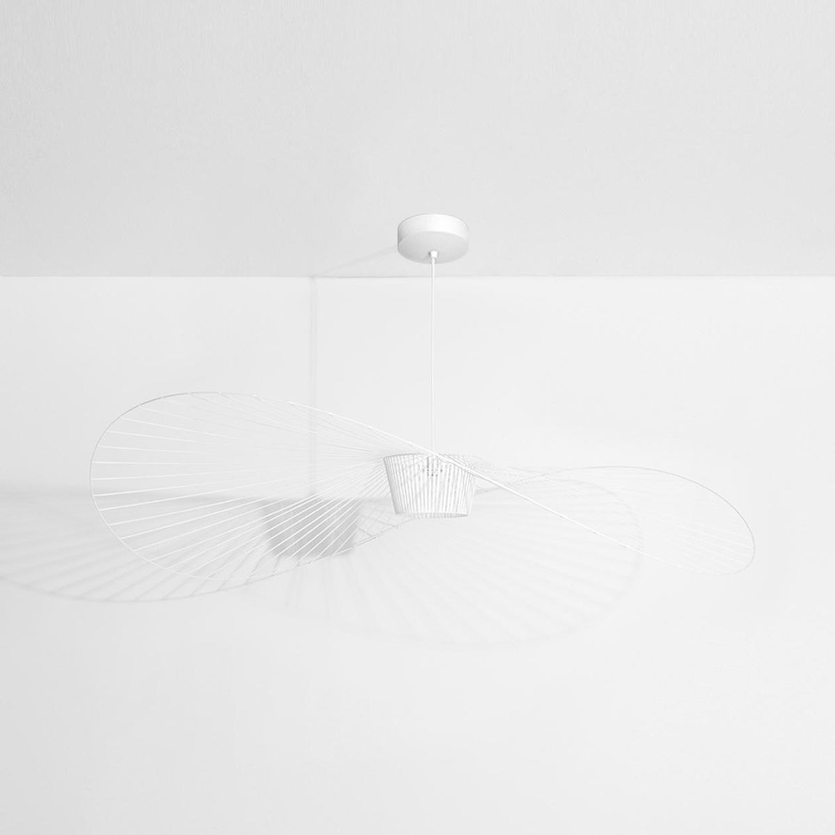 Grosse schwarze Pendelleuchte Vertigo von Petite Friture aus Stahl, Fiberglas und Polyurethanbändern mit textilummanteltem Kabel und Kunststofffassung.