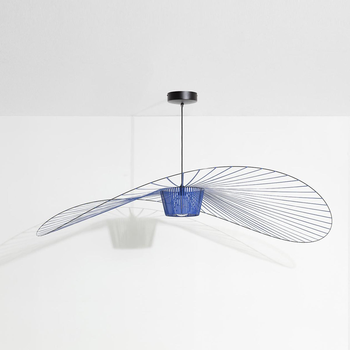 Grosse schwarze Pendelleuchte Vertigo von Petite Friture aus Stahl, Fiberglas und Polyurethanbändern mit textilummanteltem Kabel und Kunststofffassung.