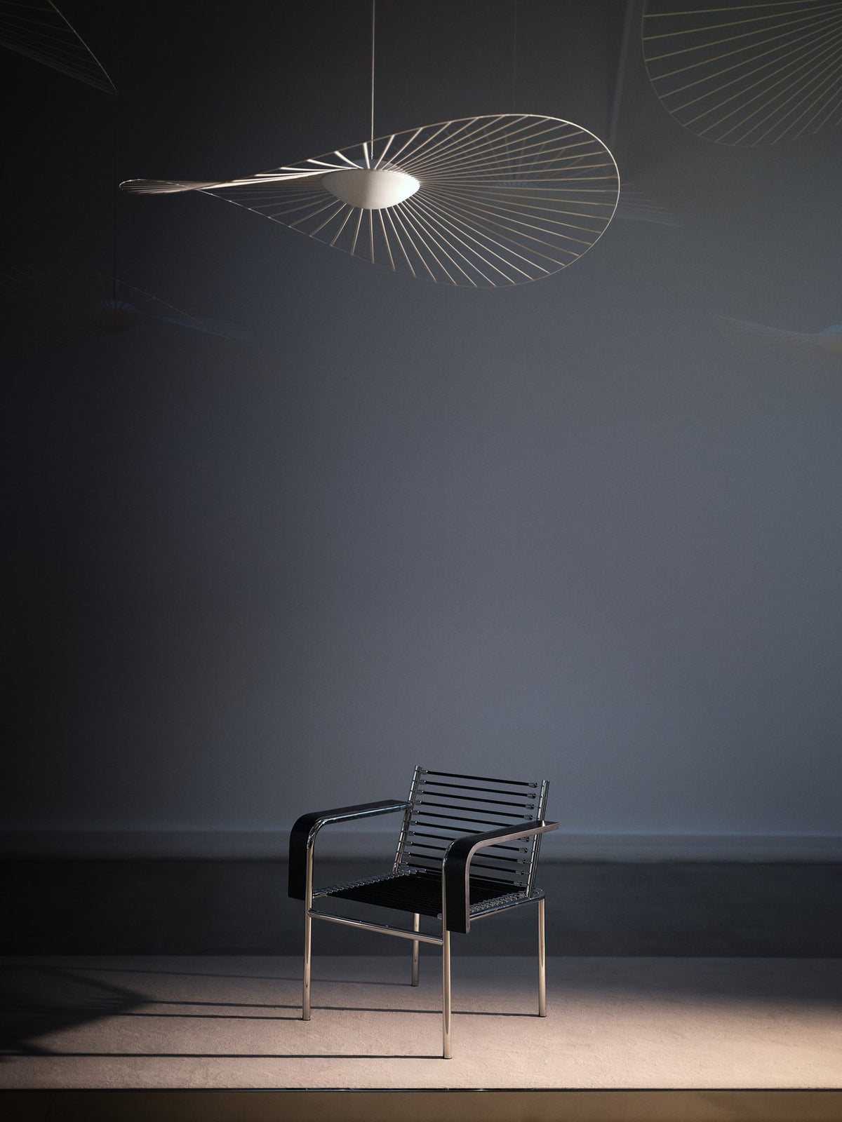 Grosse schwarze Pendelleuchte Vertigo von Petite Friture aus Stahl, Fiberglas und Polyurethanbändern mit textilummanteltem Kabel und Kunststofffassung.