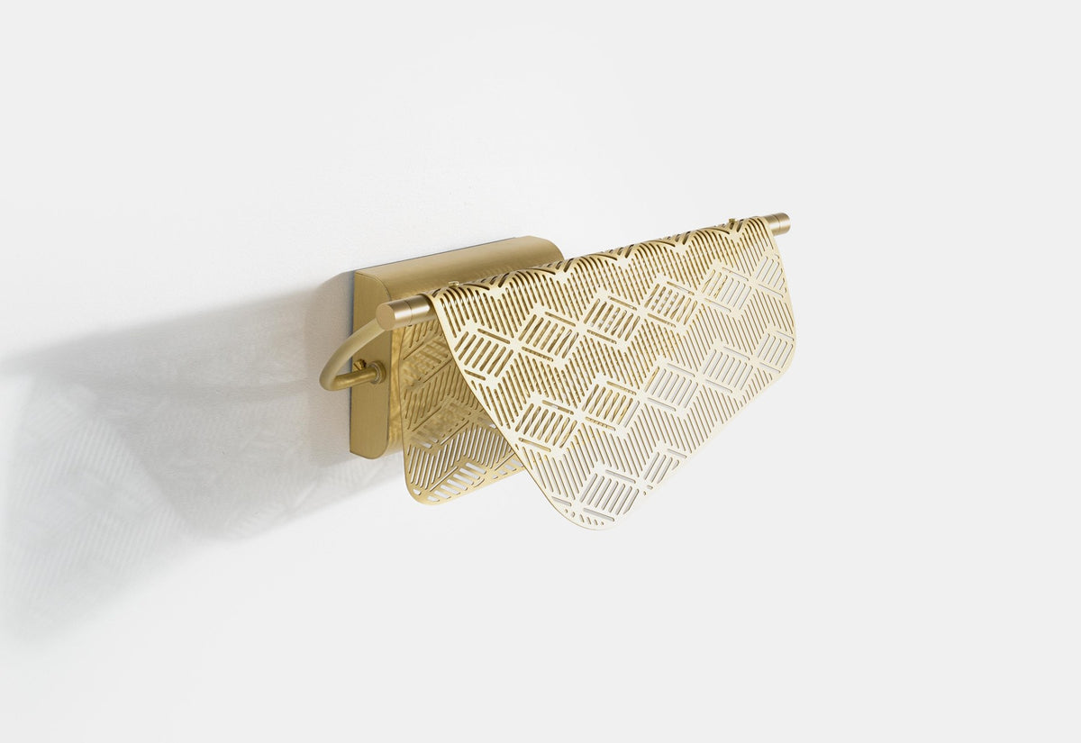 Wandlampe Mediterranea von Petite Friture aus gebürstetem Messing mit spitzenartiger, durchbrochener Struktur an heller Wand montiert.