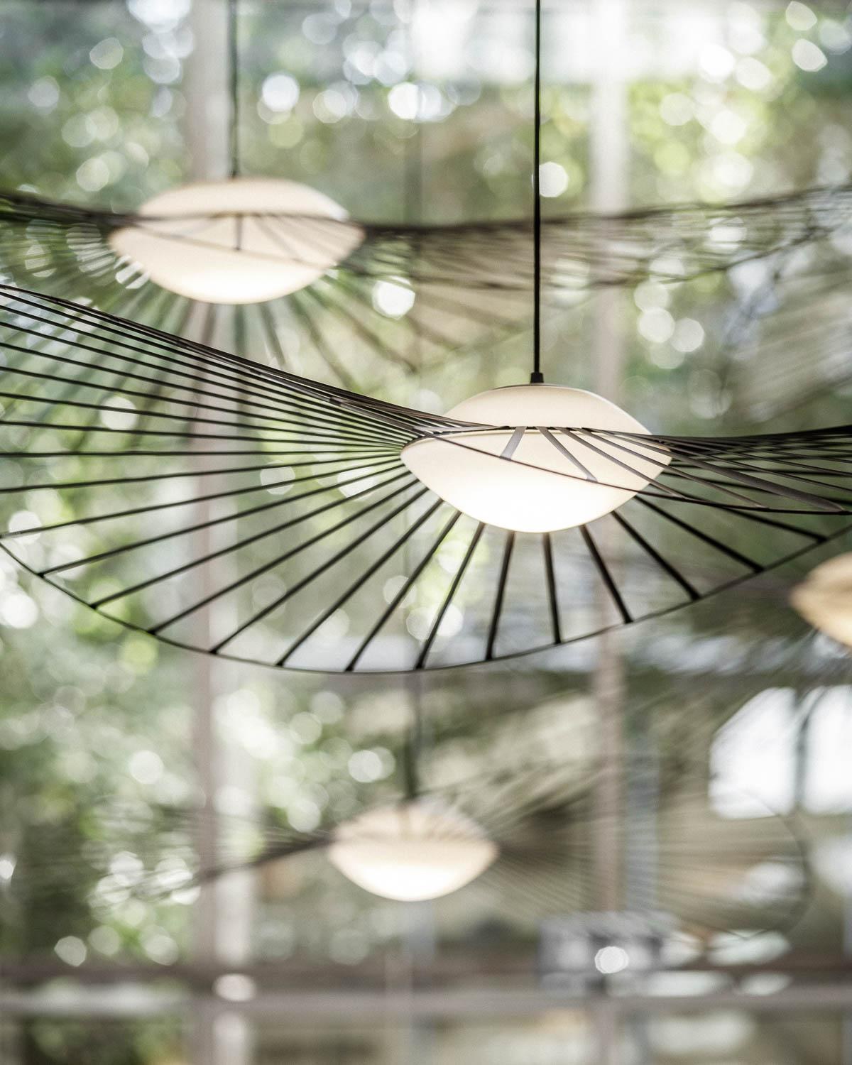 Pendelleuchte Vertigo Nova von Petite Friture mit rundem Schirm aus Fiberglas, Stahl und geschliffenem Glas in Weiss, langes Kabel.