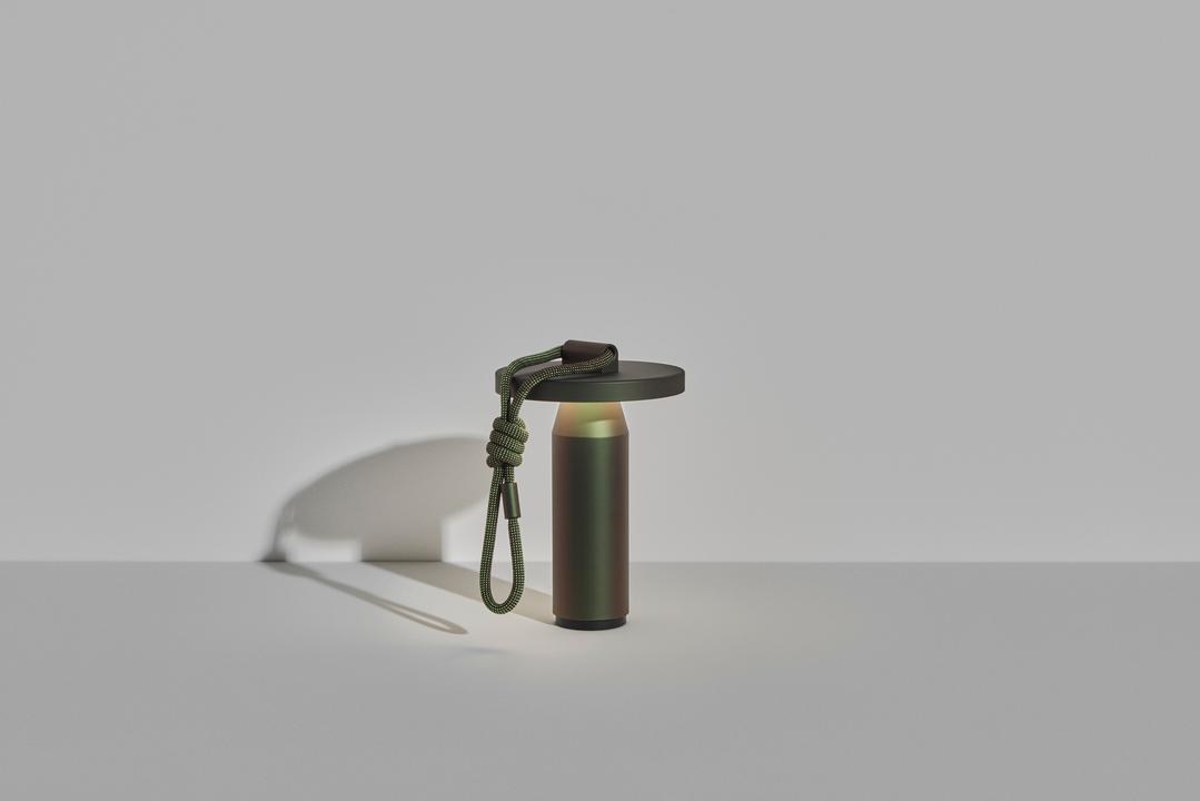 Tragbare Leuchte Quasar von Petite Friture in Grau, aus pulverbeschichtetem Aluminium mit geflochtenem Seil und rundem Lampenkopf.