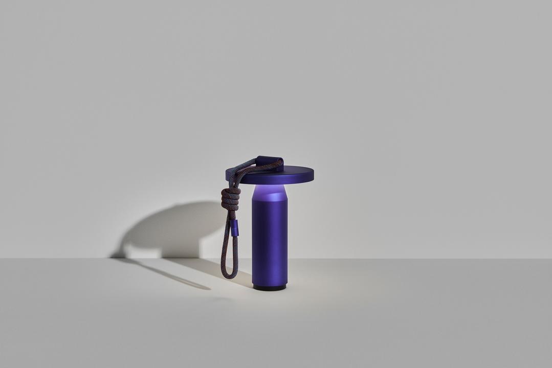 Tragbare Leuchte Quasar von Petite Friture in Grau, aus pulverbeschichtetem Aluminium mit geflochtenem Seil und rundem Lampenkopf.