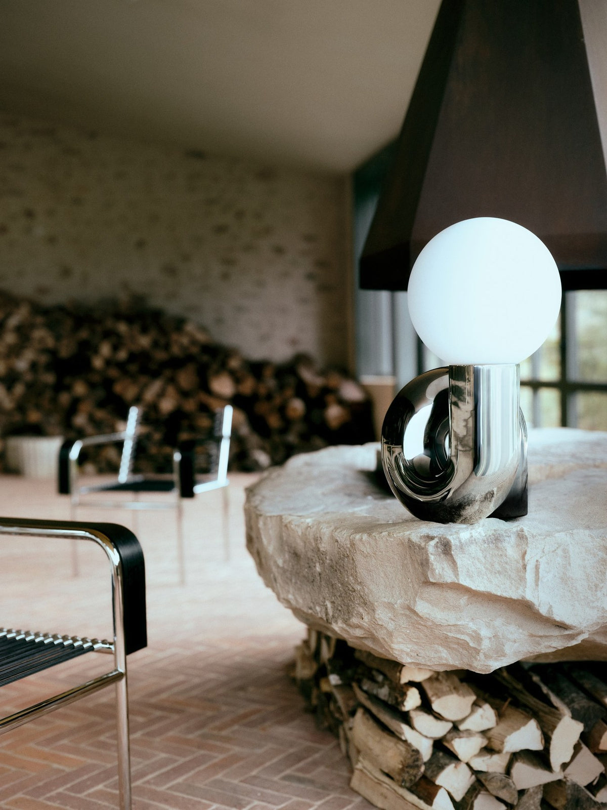 Grosse Tischlampe Neotenic von Petite Friture mit glänzend kirschrot glasiertem Keramiksockel und sandgestrahltem weissem Glasglobus in geschwungener Form.