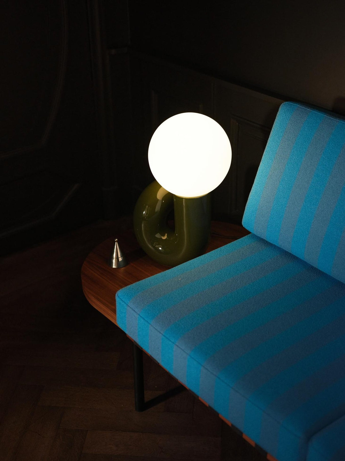 Grosse Tischlampe Neotenic von Petite Friture mit glänzend kirschrot glasiertem Keramiksockel und sandgestrahltem weissem Glasglobus in geschwungener Form.