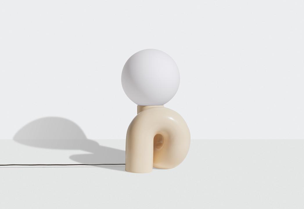 Grosse Tischlampe Neotenic von Petite Friture mit glänzend kirschrot glasiertem Keramiksockel und sandgestrahltem weissem Glasglobus in geschwungener Form.