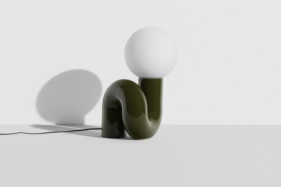 Grosse Tischlampe Neotenic von Petite Friture mit glänzend kirschrot glasiertem Keramiksockel und sandgestrahltem weissem Glasglobus in geschwungener Form.