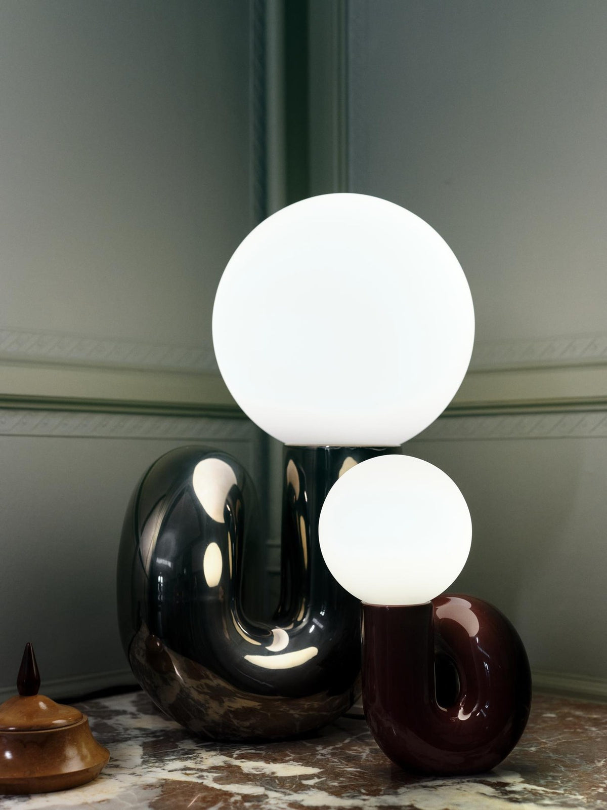 Grosse Tischlampe Neotenic von Petite Friture mit glänzend kirschrot glasiertem Keramiksockel und sandgestrahltem weissem Glasglobus in geschwungener Form.